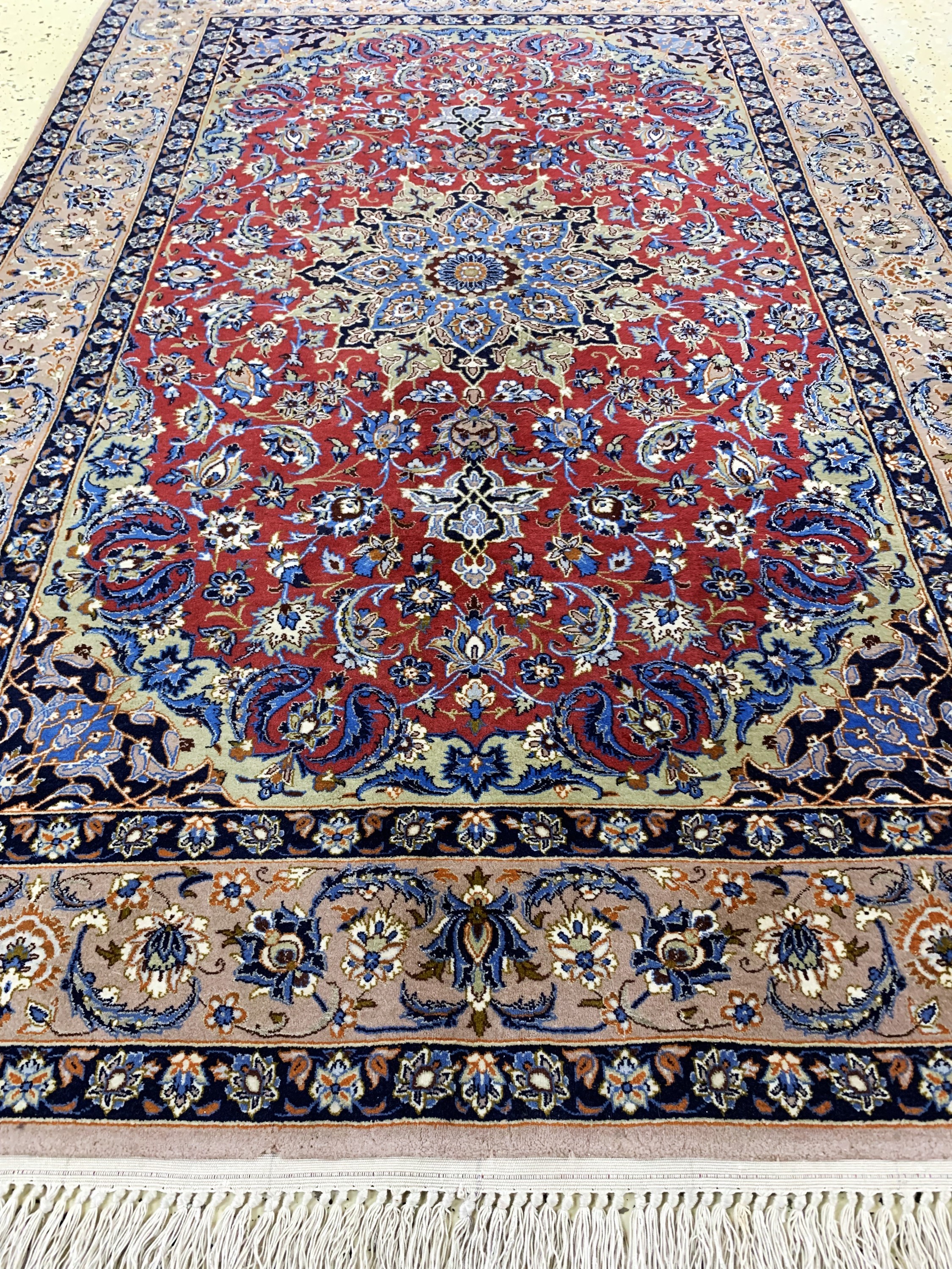Detail d: Esfahan fein, Persien, Mitte 20 Jhd, Korkwolle mit und auf Seide, ca. 166 x 108 cm,EHZ: 2, Mottefraß am Rand