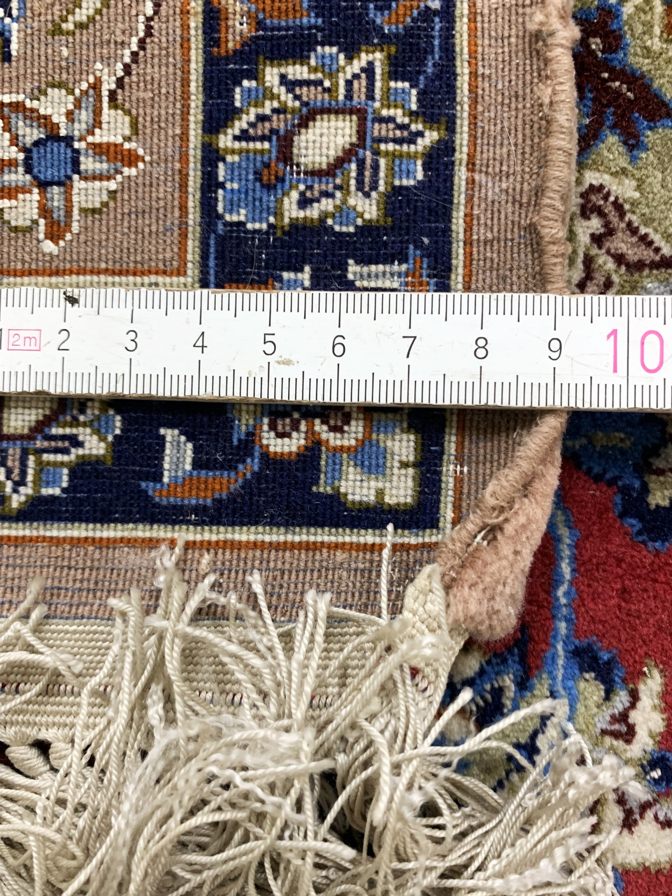 Detail e: Esfahan fein, Persien, Mitte 20 Jhd, Korkwolle mit und auf Seide, ca. 166 x 108 cm,EHZ: 2, Mottefraß am Rand
