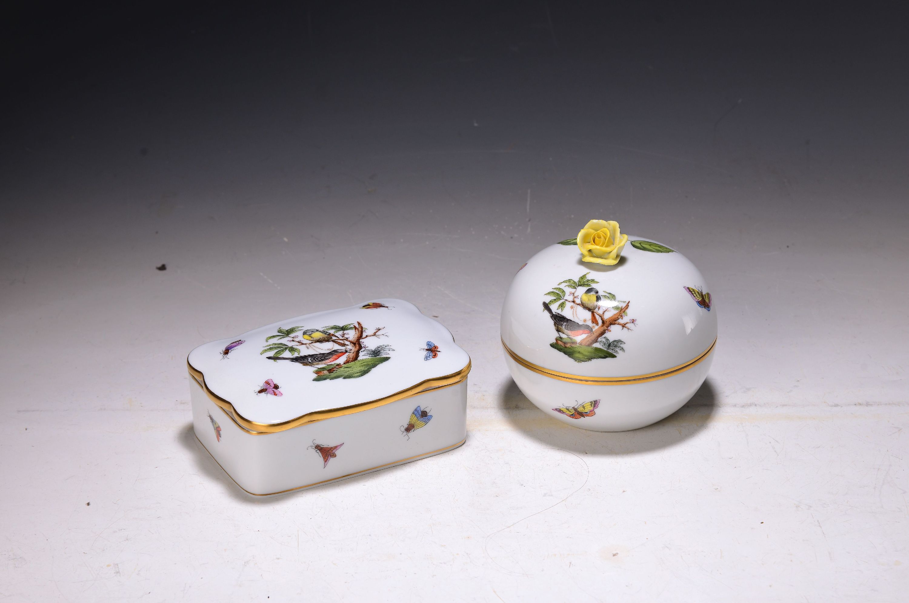 Detail a: Zwei Deckeldosen, Herend, Dekor Rothschild, 2.H.20. Jh., 1. Wahl, polychrome Bemalung von Vögeln u. Insekten, runde Dose mit Rosenbekrönung (min. ...