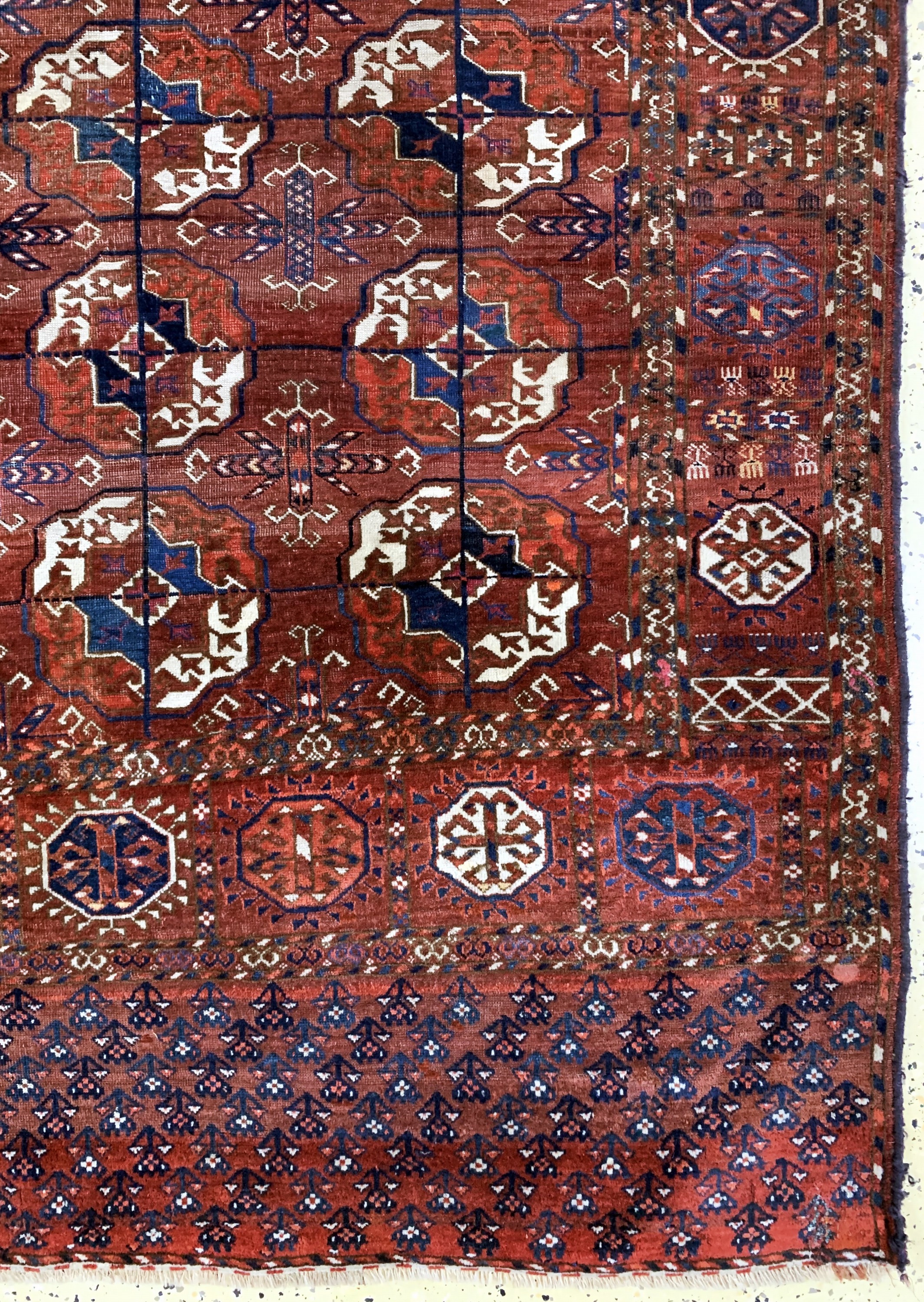 Detail a: Tekke"Hauptteppich"antik, Turkmenistan, 19.Jhd, Wolle auf Wolle, ca. 323 x 198 cm, EHZ: (kleine Restaurierungen).