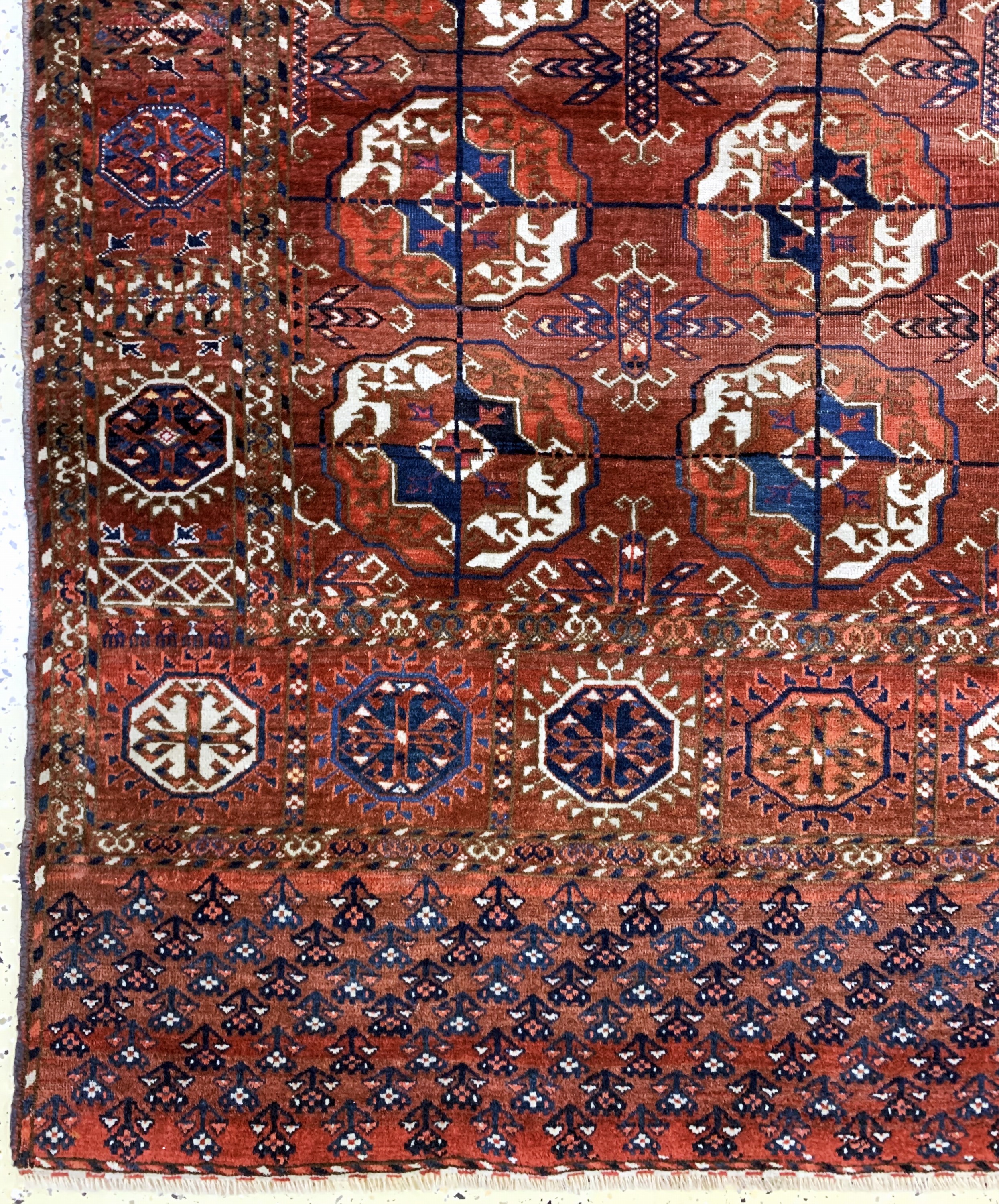 Detail b: Tekke"Hauptteppich"antik, Turkmenistan, 19.Jhd, Wolle auf Wolle, ca. 323 x 198 cm, EHZ: (kleine Restaurierungen).