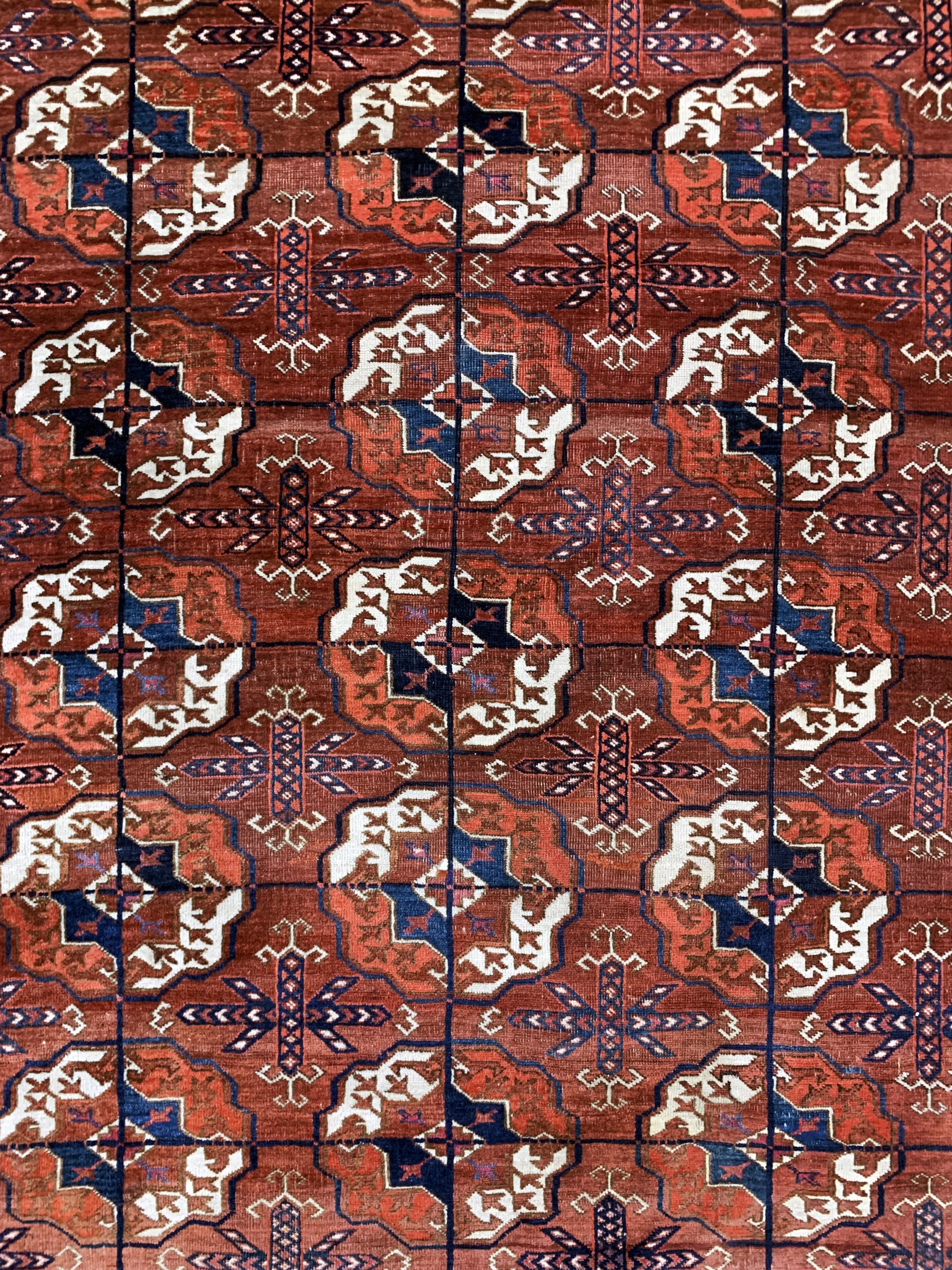 Detail c: Tekke"Hauptteppich"antik, Turkmenistan, 19.Jhd, Wolle auf Wolle, ca. 323 x 198 cm, EHZ: (kleine Restaurierungen).