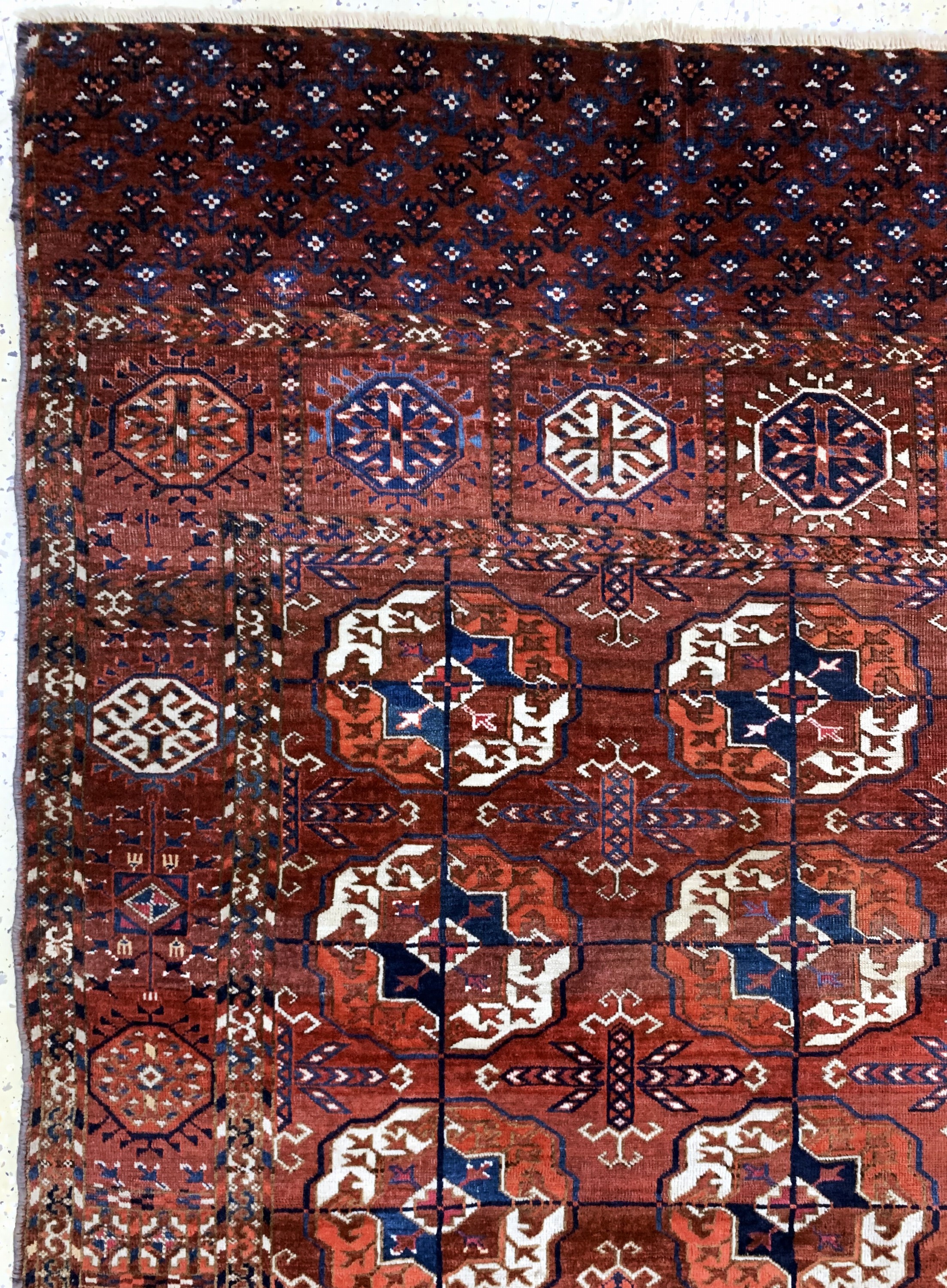 Detail d: Tekke"Hauptteppich"antik, Turkmenistan, 19.Jhd, Wolle auf Wolle, ca. 323 x 198 cm, EHZ: (kleine Restaurierungen).