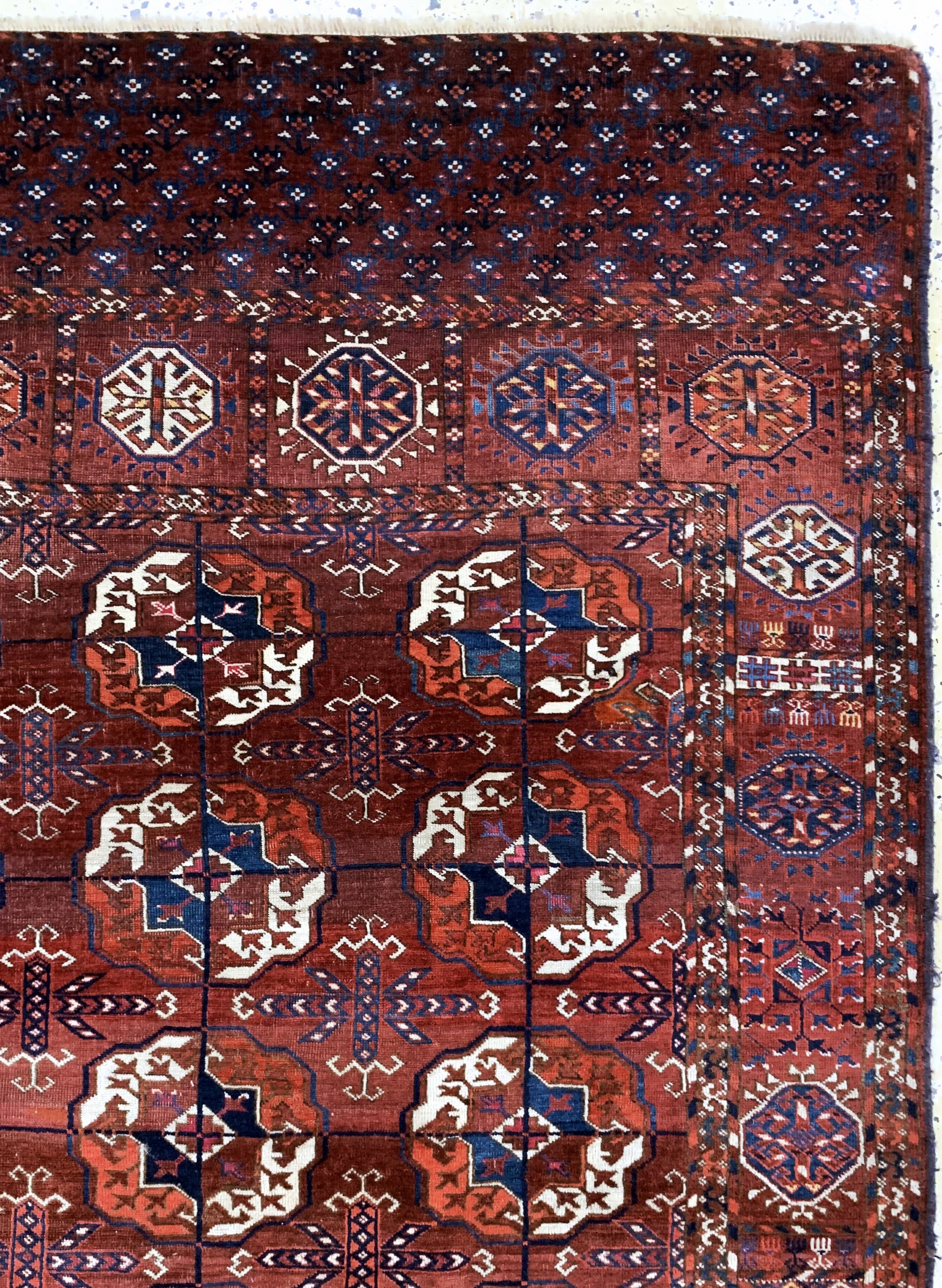 Detail e: Tekke"Hauptteppich"antik, Turkmenistan, 19.Jhd, Wolle auf Wolle, ca. 323 x 198 cm, EHZ: (kleine Restaurierungen).