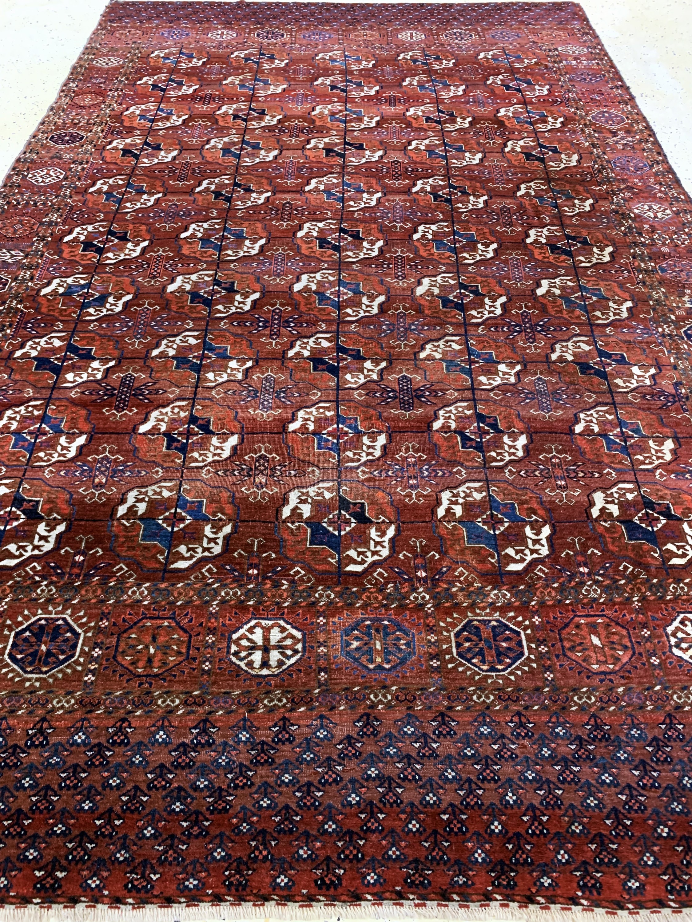 Detail f: Tekke"Hauptteppich"antik, Turkmenistan, 19.Jhd, Wolle auf Wolle, ca. 323 x 198 cm, EHZ: (kleine Restaurierungen).