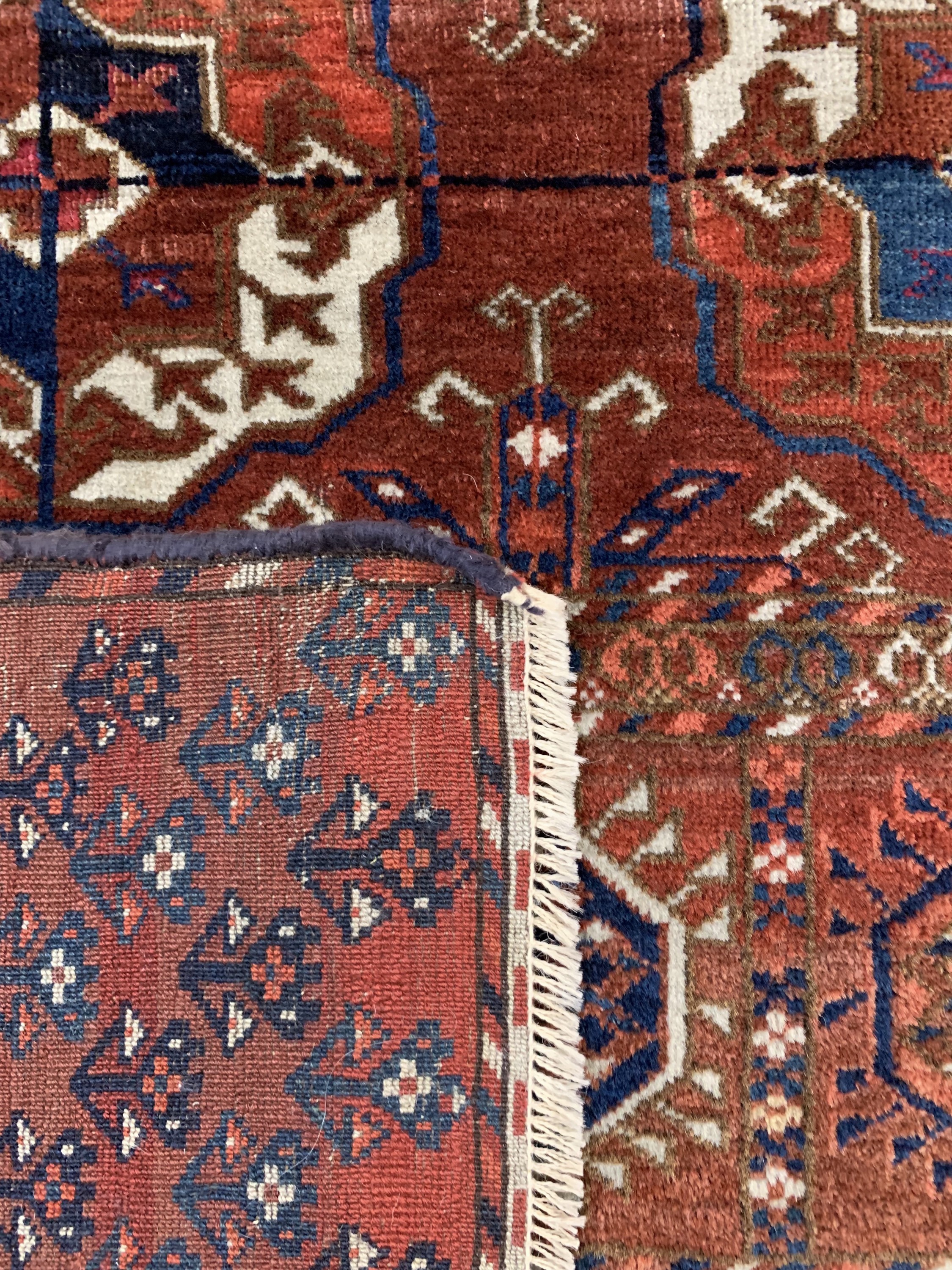 Detail g: Tekke"Hauptteppich"antik, Turkmenistan, 19.Jhd, Wolle auf Wolle, ca. 323 x 198 cm, EHZ: (kleine Restaurierungen).