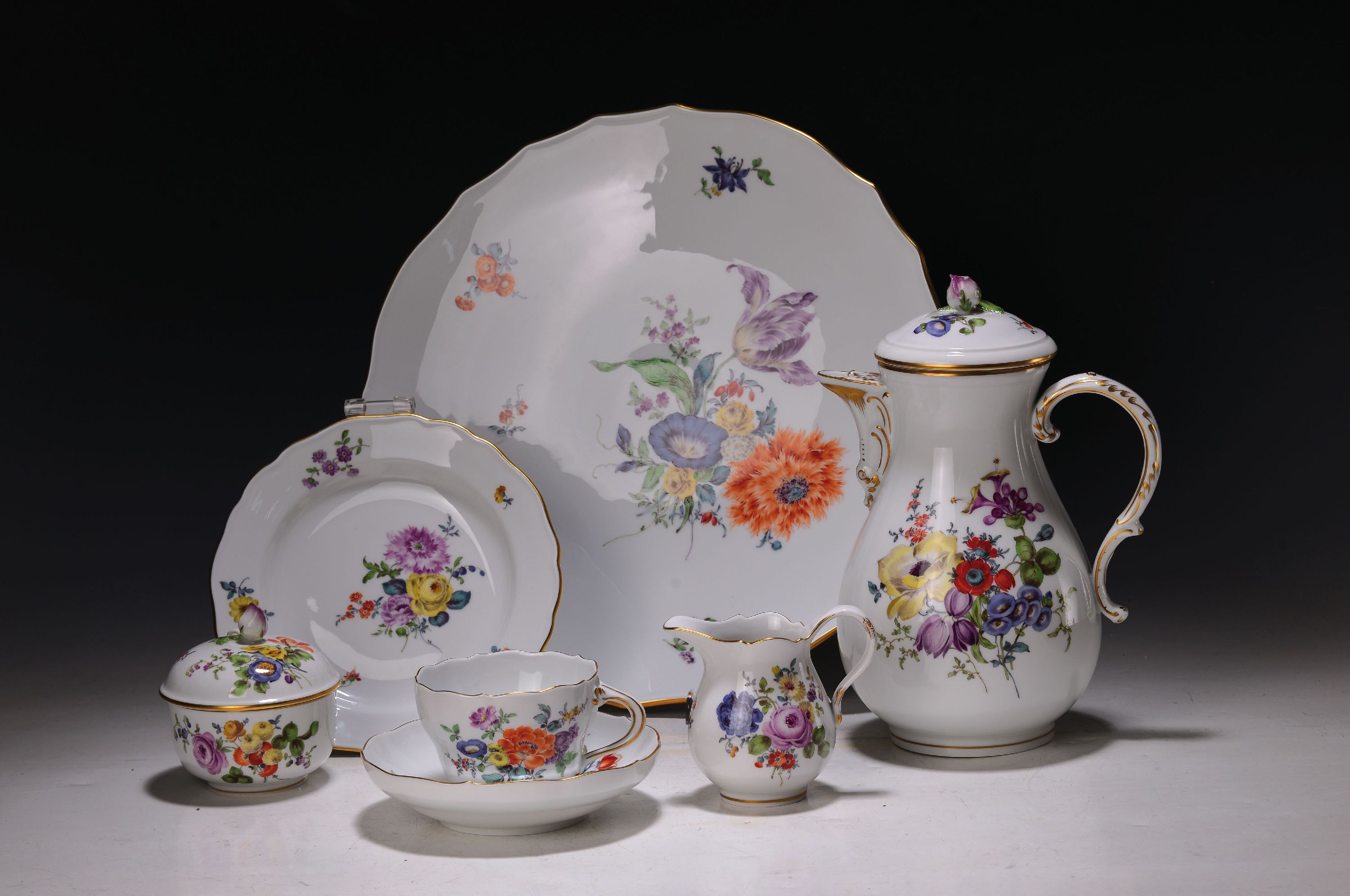 Detail b: Kaffeeservice f. 12 Personen, Meissen, 2.H.20. Jh., 1. Wahl, polychrome Blumenbukettmalerei, Kaffeekanne H.ca. 24 cm, 12 Kaffeetassen mit UT (ein am ...
