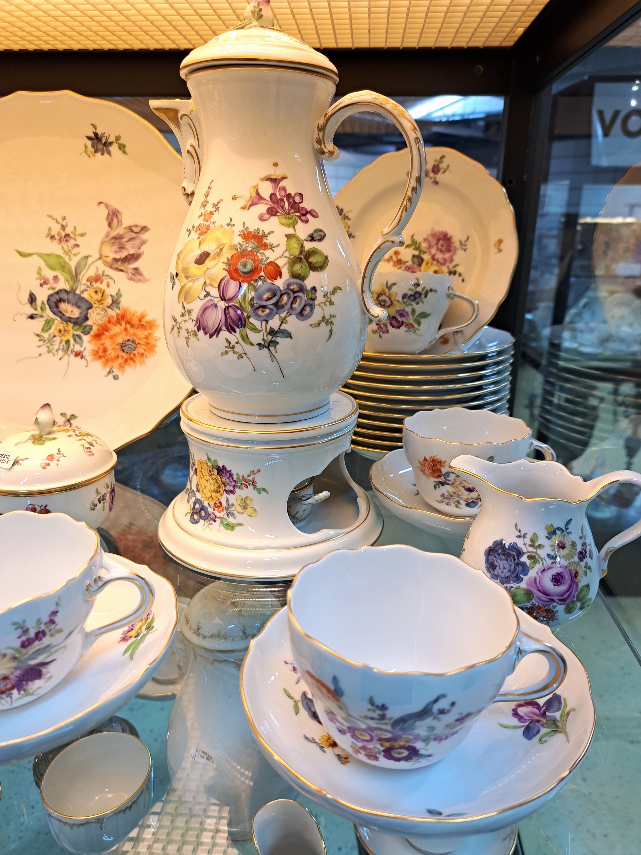 Detail c: Kaffeeservice f. 12 Personen, Meissen, 2.H.20. Jh., 1. Wahl, polychrome Blumenbukettmalerei, Kaffeekanne H.ca. 24 cm, 12 Kaffeetassen mit UT (ein am ...