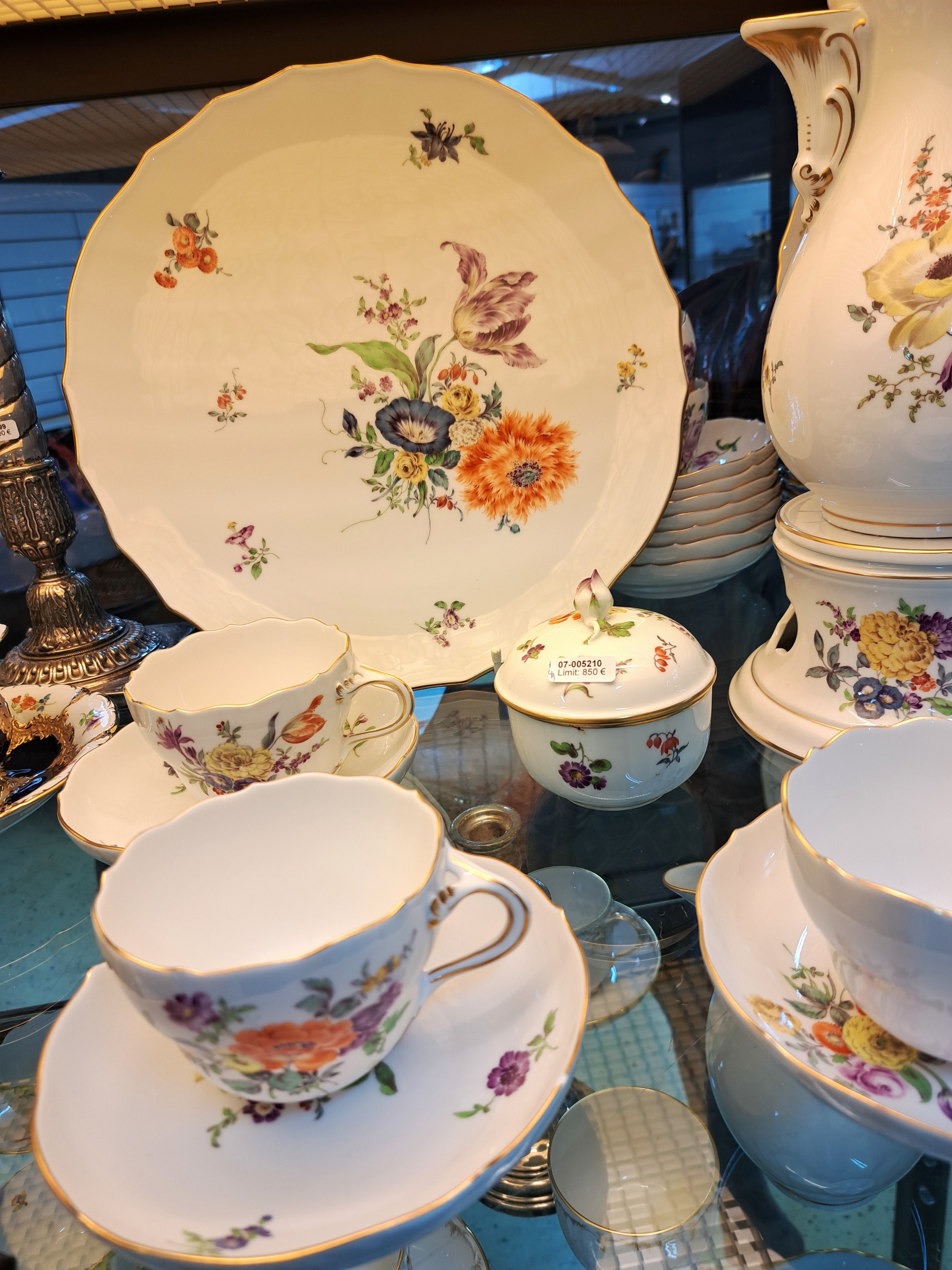 Detail d: Kaffeeservice f. 12 Personen, Meissen, 2.H.20. Jh., 1. Wahl, polychrome Blumenbukettmalerei, Kaffeekanne H.ca. 24 cm, 12 Kaffeetassen mit UT (ein am ...