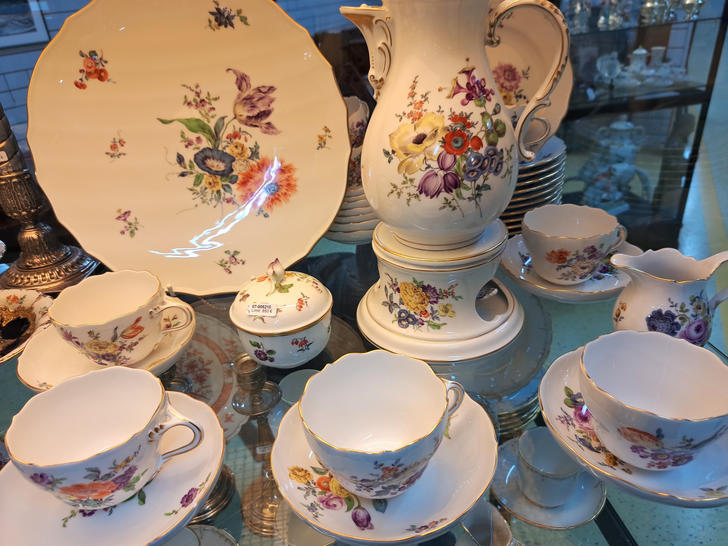 Detail e: Kaffeeservice f. 12 Personen, Meissen, 2.H.20. Jh., 1. Wahl, polychrome Blumenbukettmalerei, Kaffeekanne H.ca. 24 cm, 12 Kaffeetassen mit UT (ein am ...