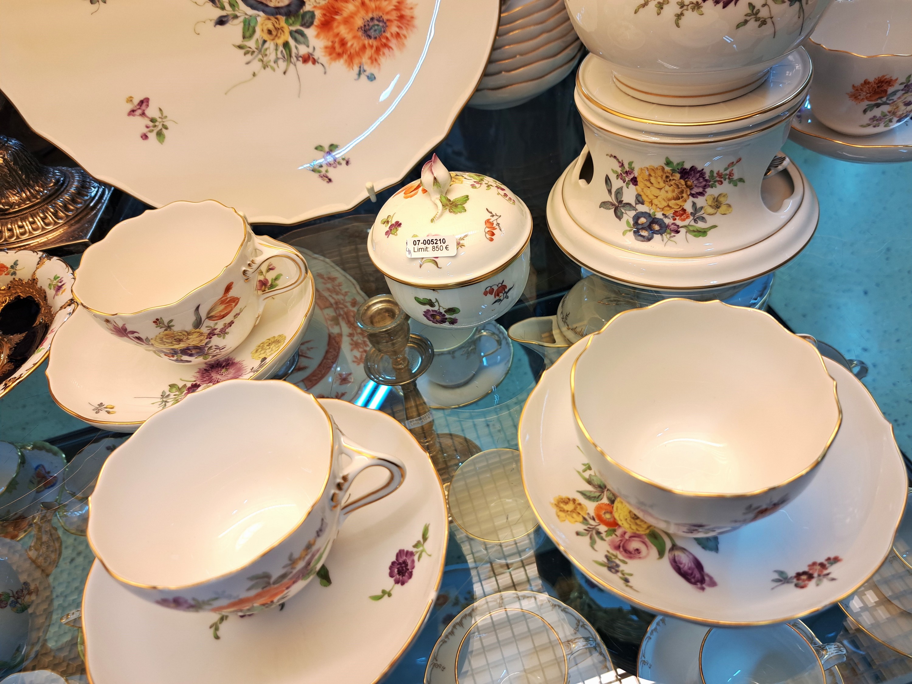 Detail f: Kaffeeservice f. 12 Personen, Meissen, 2.H.20. Jh., 1. Wahl, polychrome Blumenbukettmalerei, Kaffeekanne H.ca. 24 cm, 12 Kaffeetassen mit UT (ein am ...