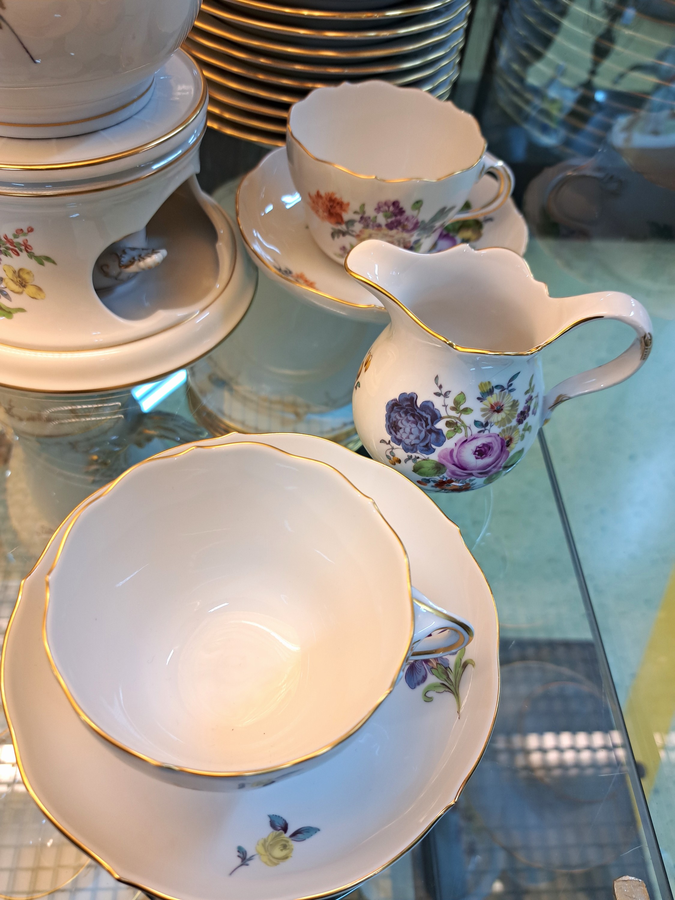 Detail g: Kaffeeservice f. 12 Personen, Meissen, 2.H.20. Jh., 1. Wahl, polychrome Blumenbukettmalerei, Kaffeekanne H.ca. 24 cm, 12 Kaffeetassen mit UT (ein am ...