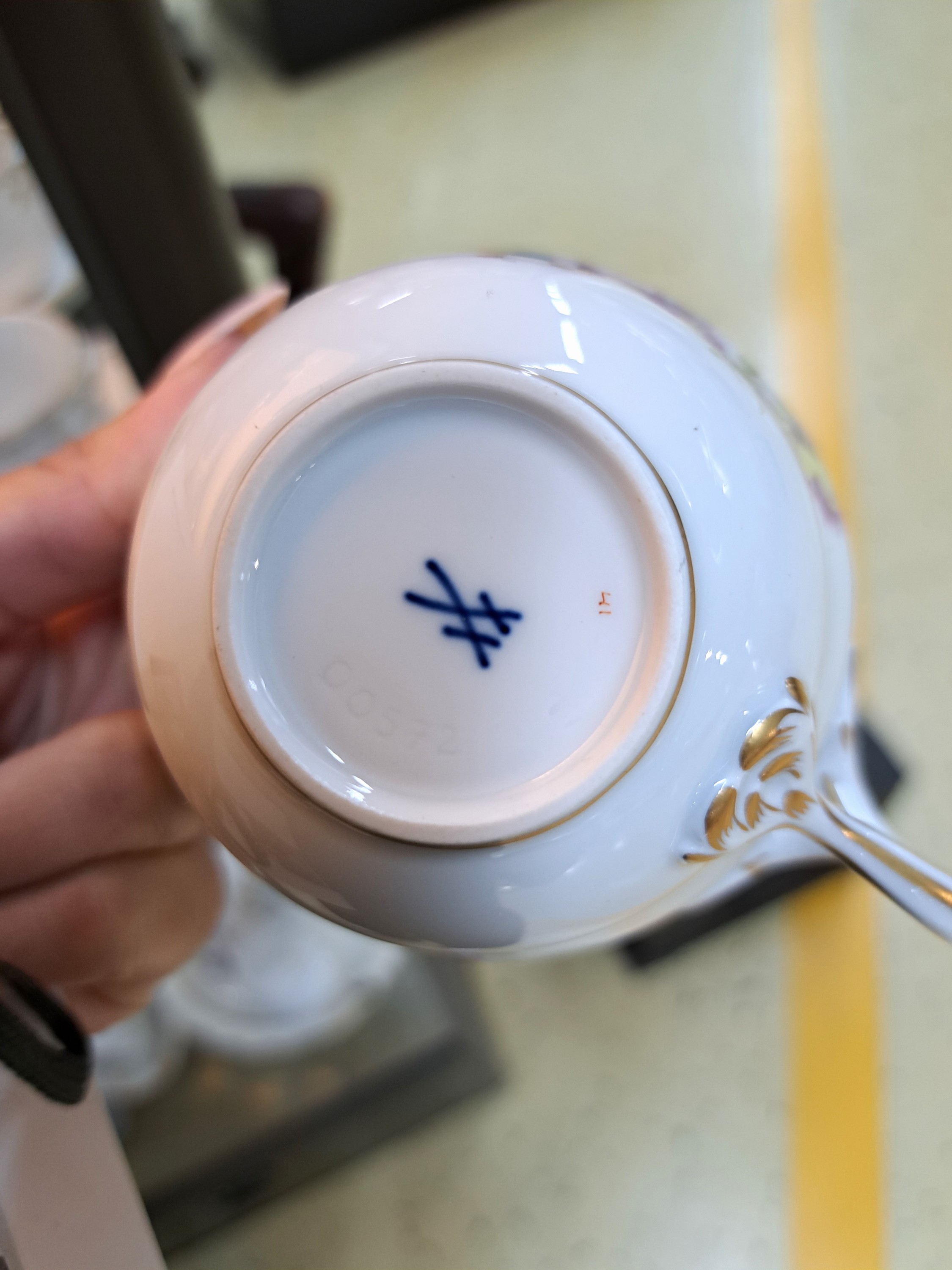 Detail h: Kaffeeservice f. 12 Personen, Meissen, 2.H.20. Jh., 1. Wahl, polychrome Blumenbukettmalerei, Kaffeekanne H.ca. 24 cm, 12 Kaffeetassen mit UT (ein am ...