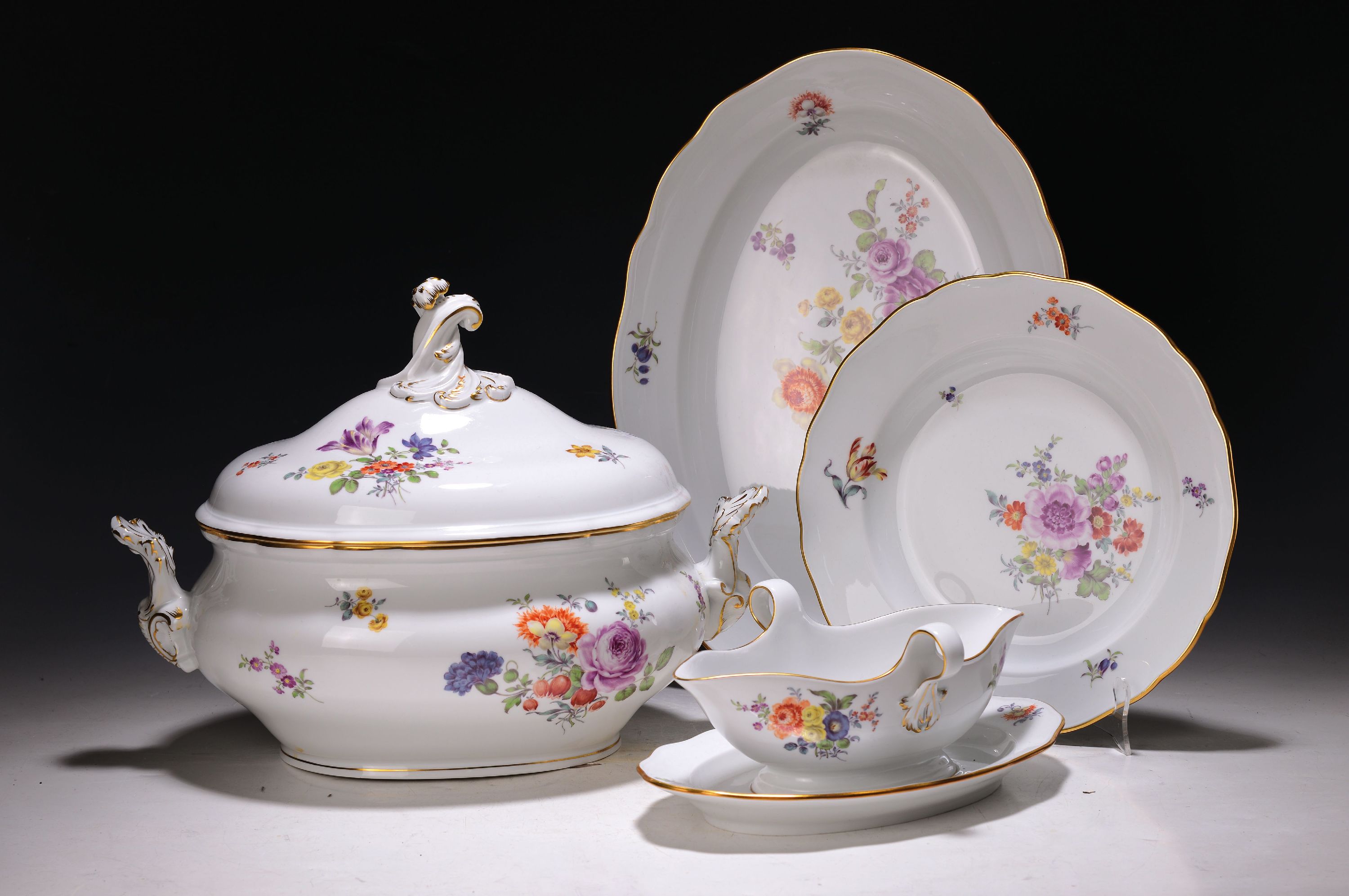 Detail a: Speiseservice, Meissen, 2.H.20. Jh., für 12 Personen, bunte Blumenmalerei, 1. Wahl, Goldränder: 12 Speiseteller D. ca. 25 cm, 12 Vorspeiseteller ...