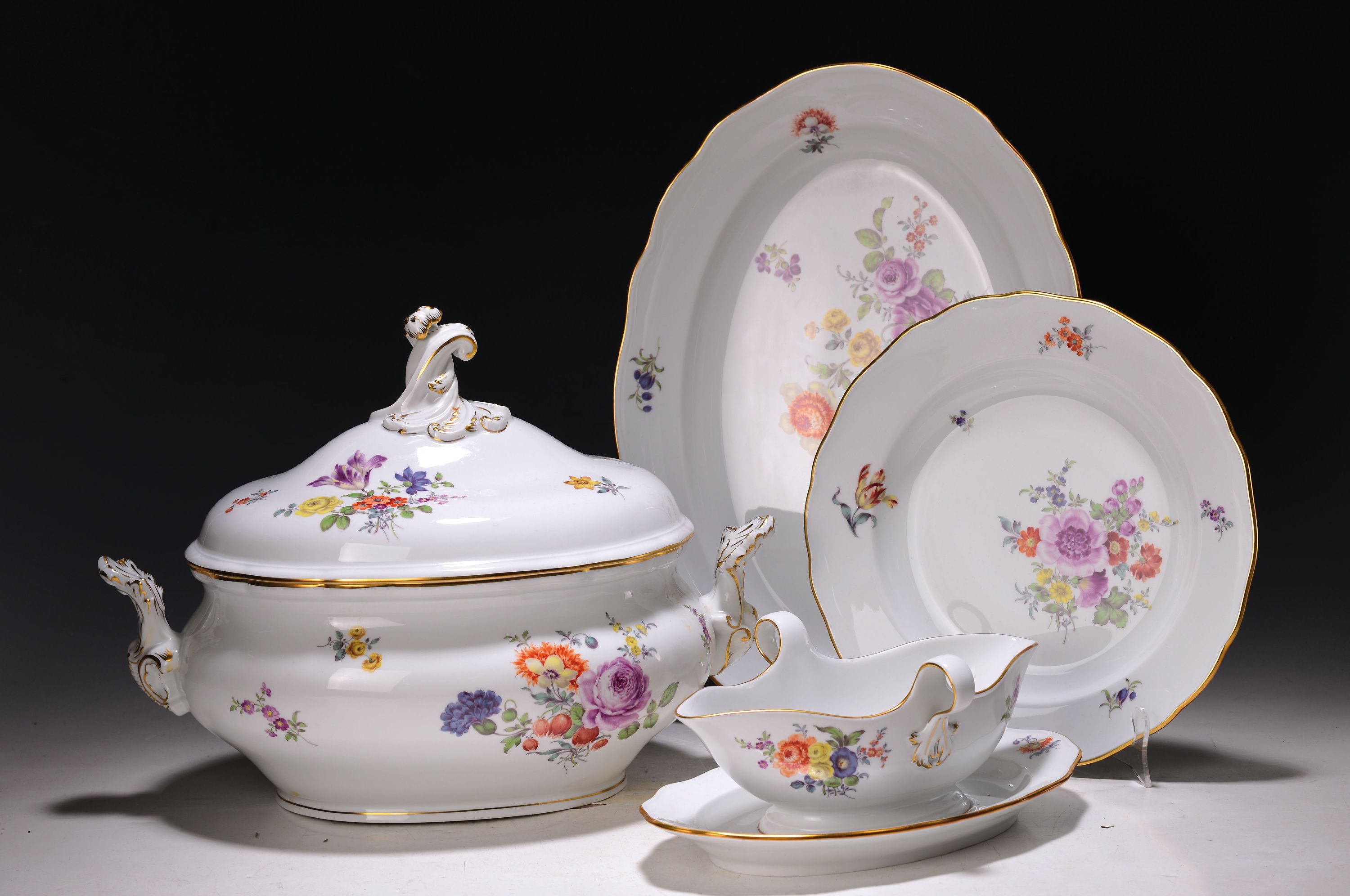 Detail b: Speiseservice, Meissen, 2.H.20. Jh., für 12 Personen, bunte Blumenmalerei, 1. Wahl, Goldränder: 12 Speiseteller D. ca. 25 cm, 12 Vorspeiseteller ...