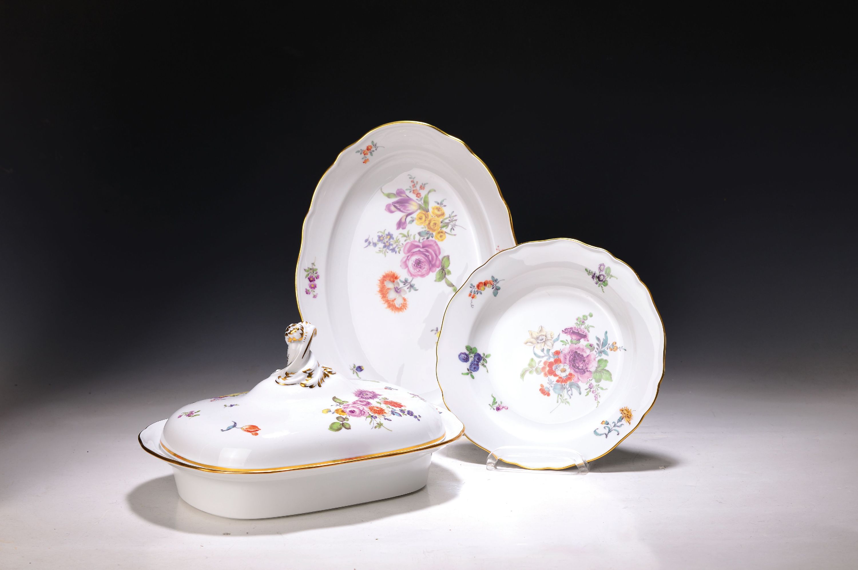 Detail c: Speiseservice, Meissen, 2.H.20. Jh., für 12 Personen, bunte Blumenmalerei, 1. Wahl, Goldränder: 12 Speiseteller D. ca. 25 cm, 12 Vorspeiseteller ...
