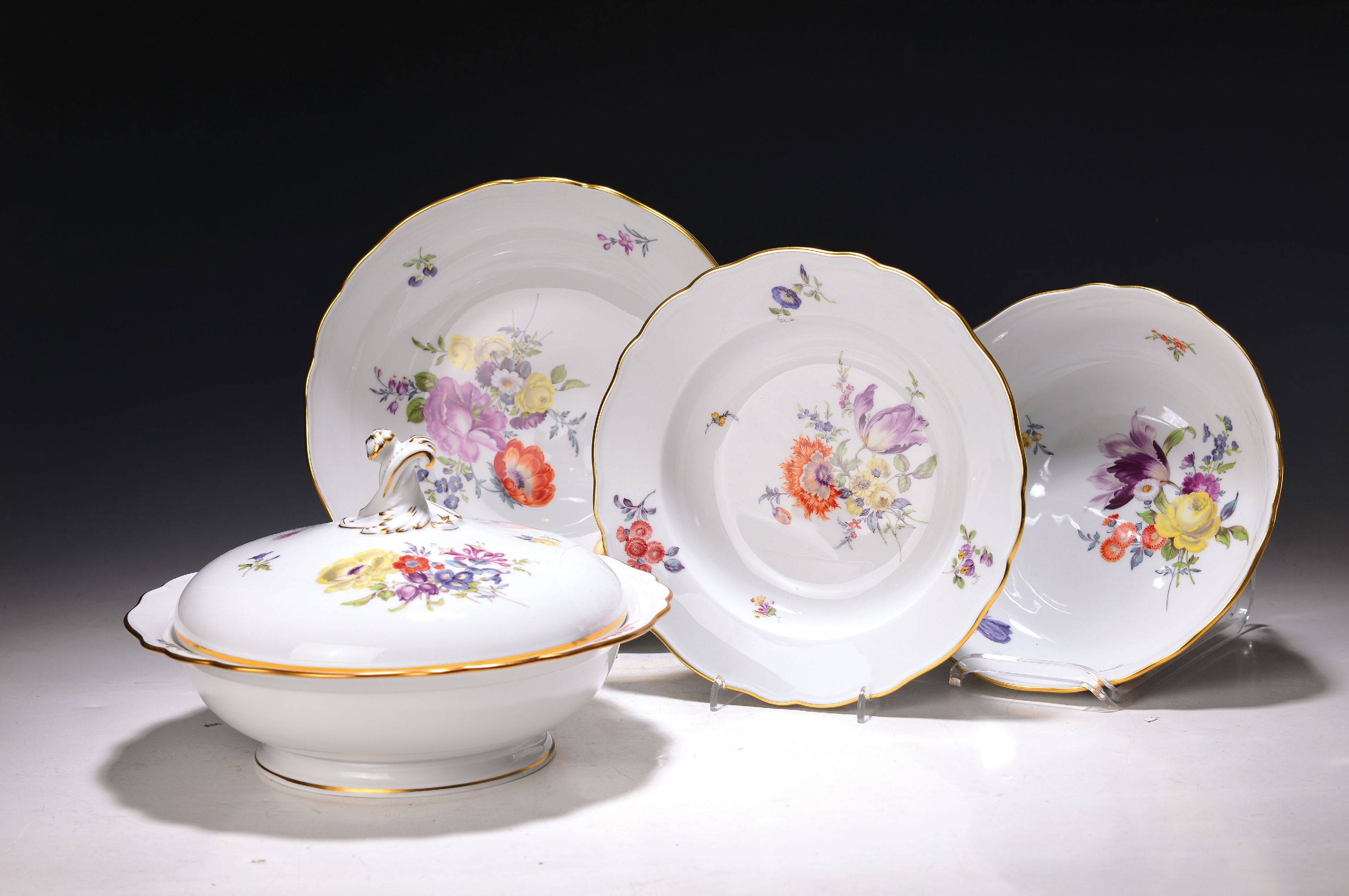 Detail d: Speiseservice, Meissen, 2.H.20. Jh., für 12 Personen, bunte Blumenmalerei, 1. Wahl, Goldränder: 12 Speiseteller D. ca. 25 cm, 12 Vorspeiseteller ...