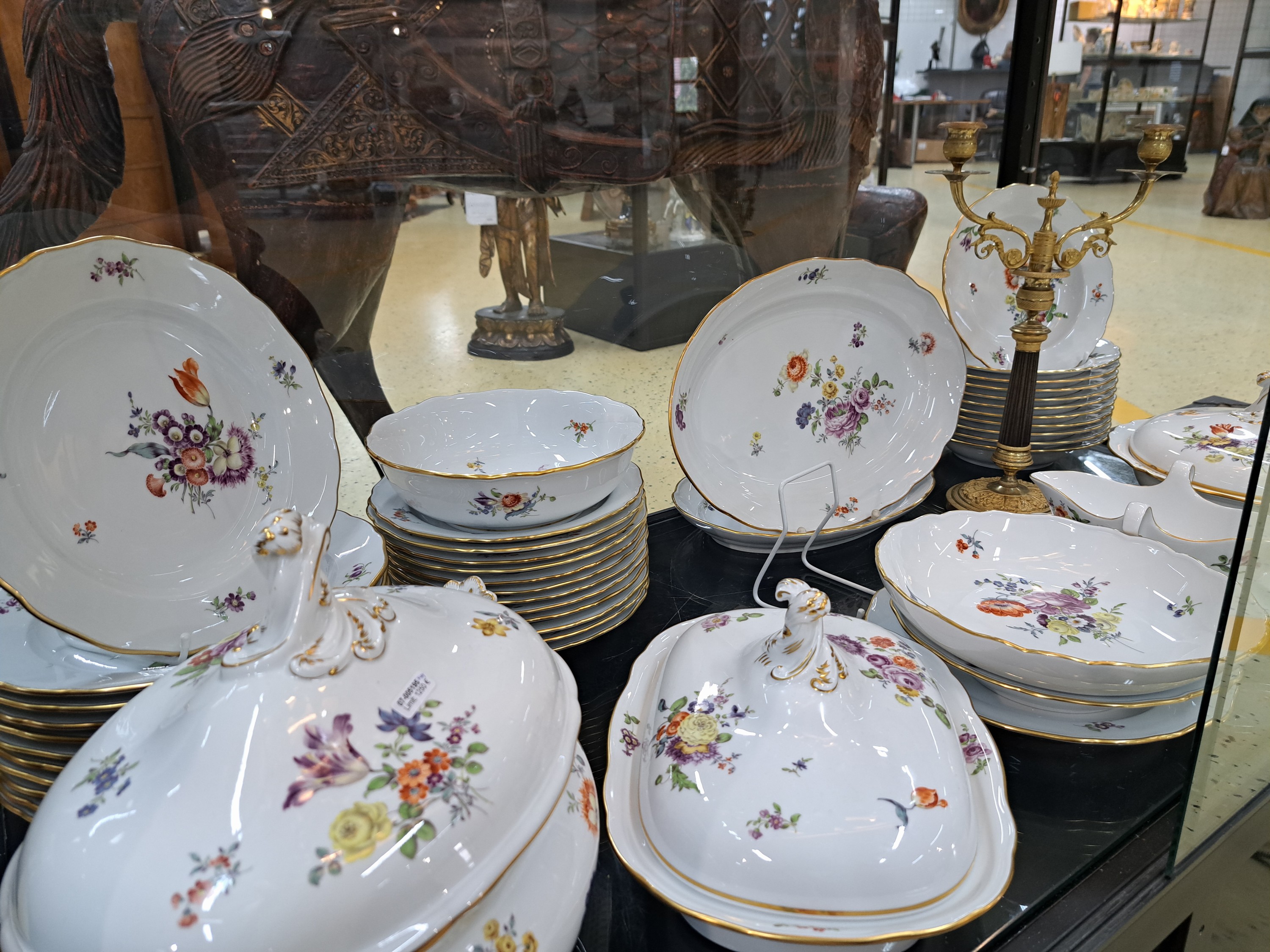 Detail e: Speiseservice, Meissen, 2.H.20. Jh., für 12 Personen, bunte Blumenmalerei, 1. Wahl, Goldränder: 12 Speiseteller D. ca. 25 cm, 12 Vorspeiseteller ...