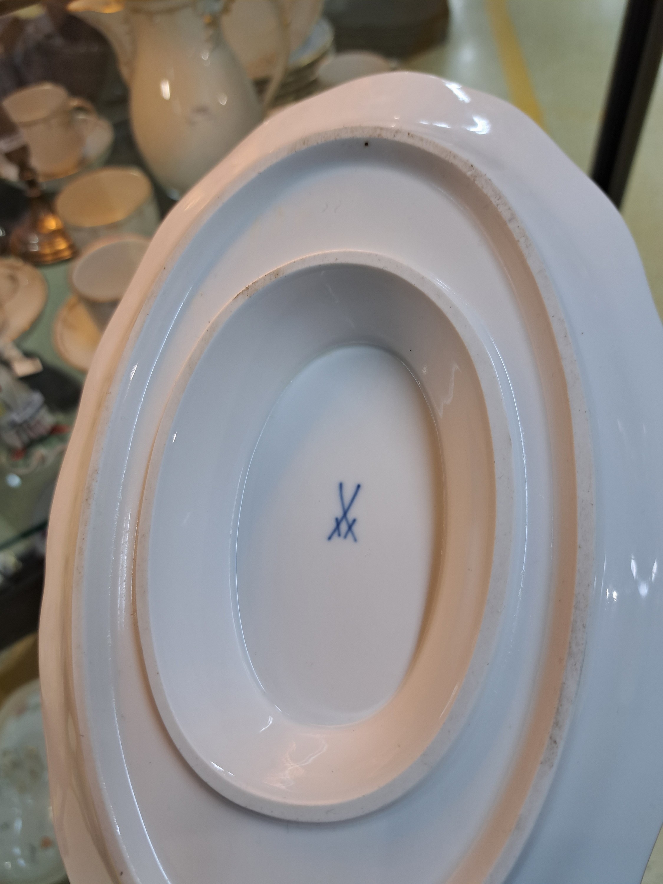 Detail f: Speiseservice, Meissen, 2.H.20. Jh., für 12 Personen, bunte Blumenmalerei, 1. Wahl, Goldränder: 12 Speiseteller D. ca. 25 cm, 12 Vorspeiseteller ...