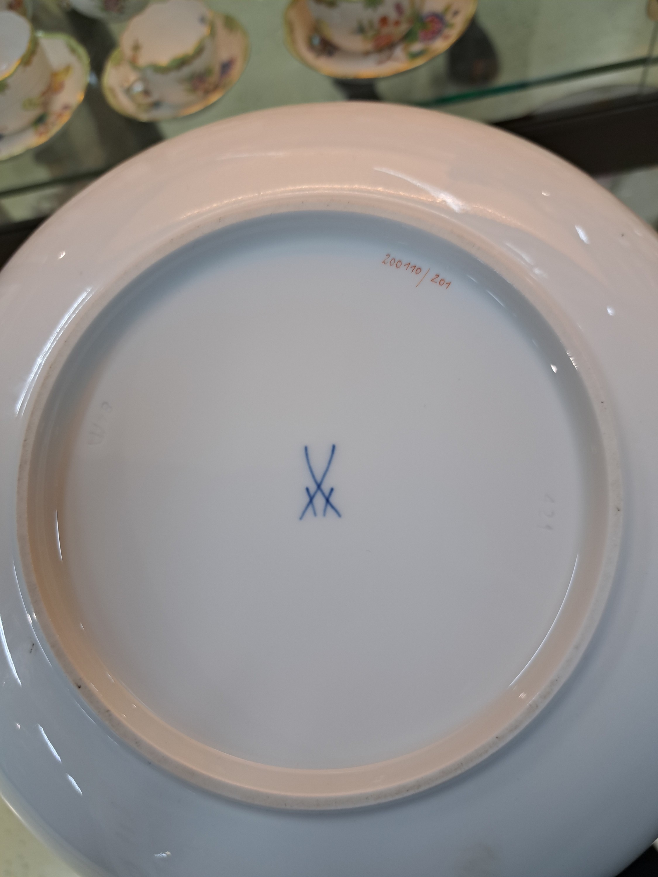 Detail h: Speiseservice, Meissen, 2.H.20. Jh., für 12 Personen, bunte Blumenmalerei, 1. Wahl, Goldränder: 12 Speiseteller D. ca. 25 cm, 12 Vorspeiseteller ...