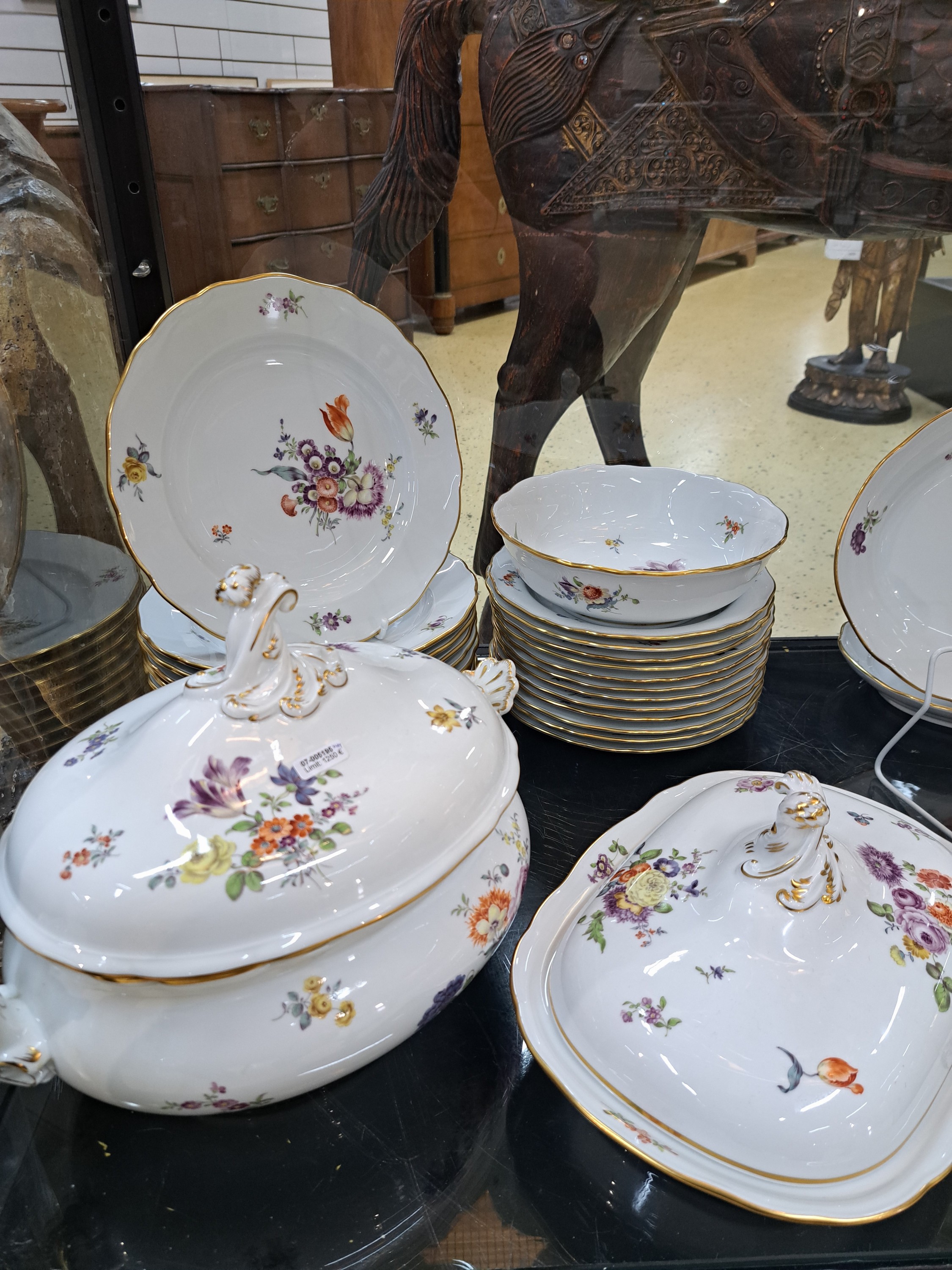 Detail i: Speiseservice, Meissen, 2.H.20. Jh., für 12 Personen, bunte Blumenmalerei, 1. Wahl, Goldränder: 12 Speiseteller D. ca. 25 cm, 12 Vorspeiseteller ...
