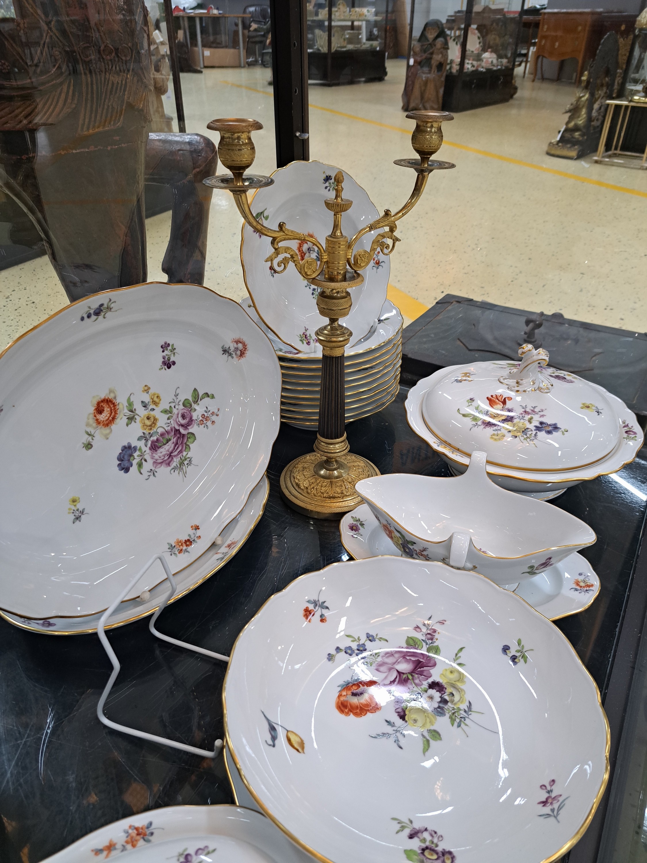 Detail j: Speiseservice, Meissen, 2.H.20. Jh., für 12 Personen, bunte Blumenmalerei, 1. Wahl, Goldränder: 12 Speiseteller D. ca. 25 cm, 12 Vorspeiseteller ...