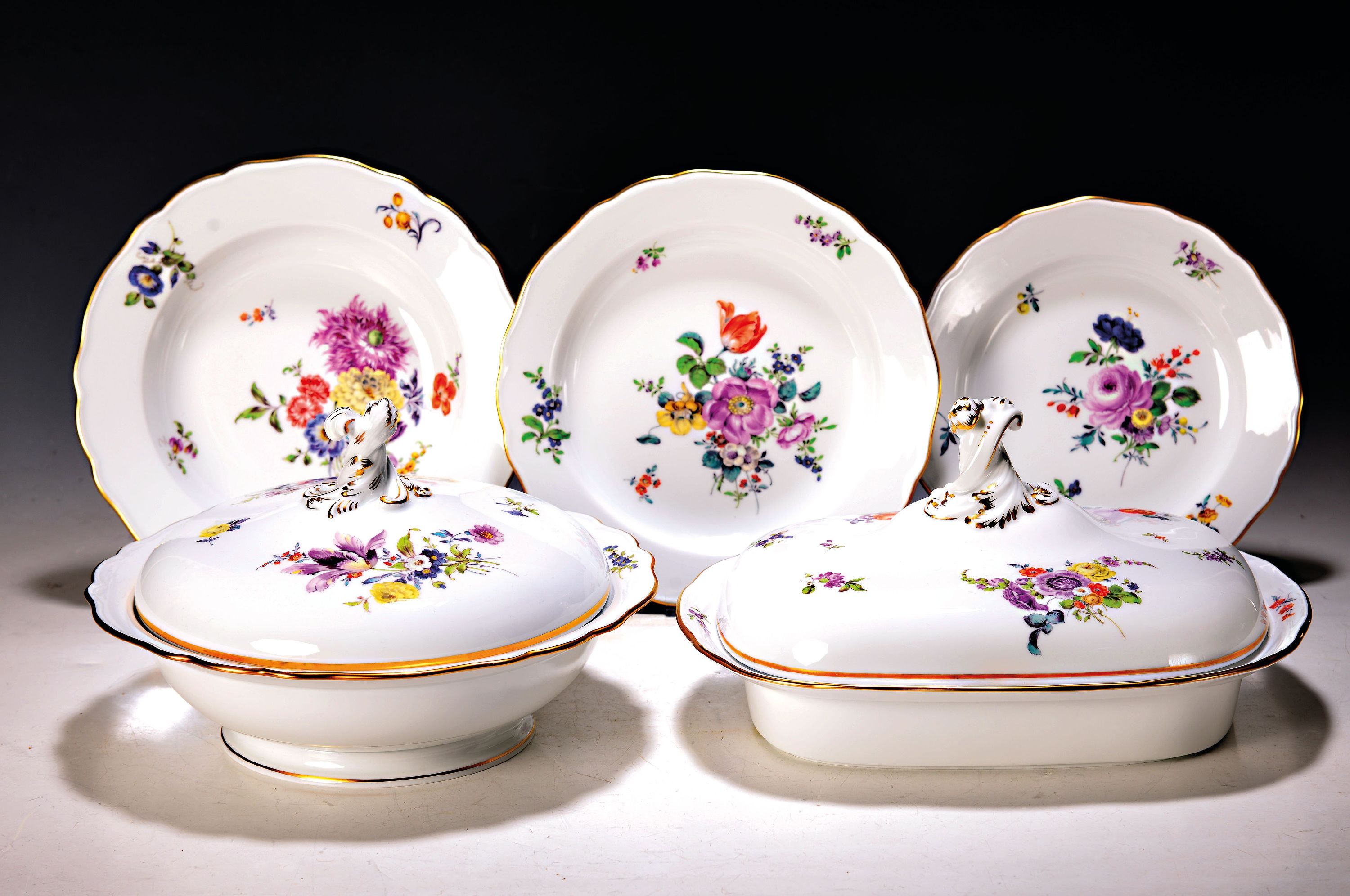 Detail a: Speiseservice, Meissen, 2.H.20. Jh., für 6 Personen, 1. Wahl, polychromer Blumendekor, Goldstaffage: 6 Speiseteller D. ca. 25 cm, 6 Suppenteller, ...