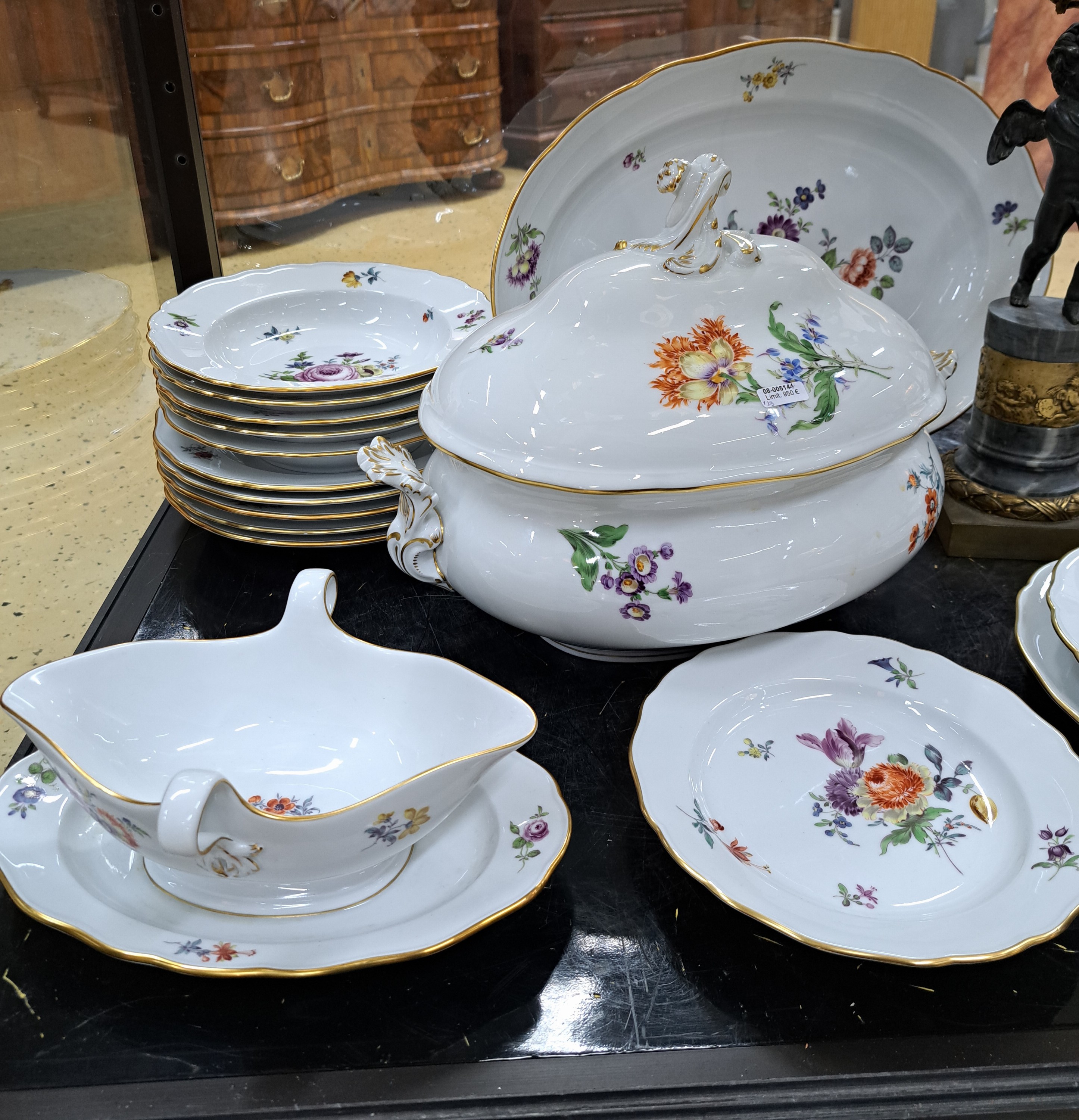 Detail b: Speiseservice, Meissen, 2.H.20. Jh., für 6 Personen, 1. Wahl, polychromer Blumendekor, Goldstaffage: 6 Speiseteller D. ca. 25 cm, 6 Suppenteller, ...