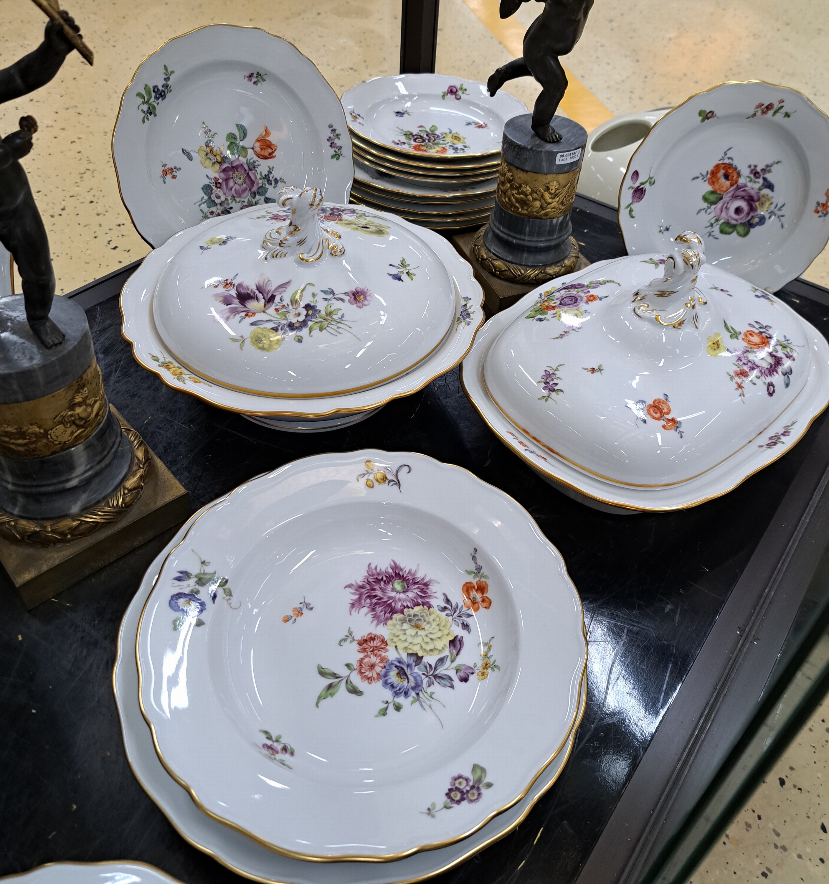 Detail c: Speiseservice, Meissen, 2.H.20. Jh., für 6 Personen, 1. Wahl, polychromer Blumendekor, Goldstaffage: 6 Speiseteller D. ca. 25 cm, 6 Suppenteller, ...