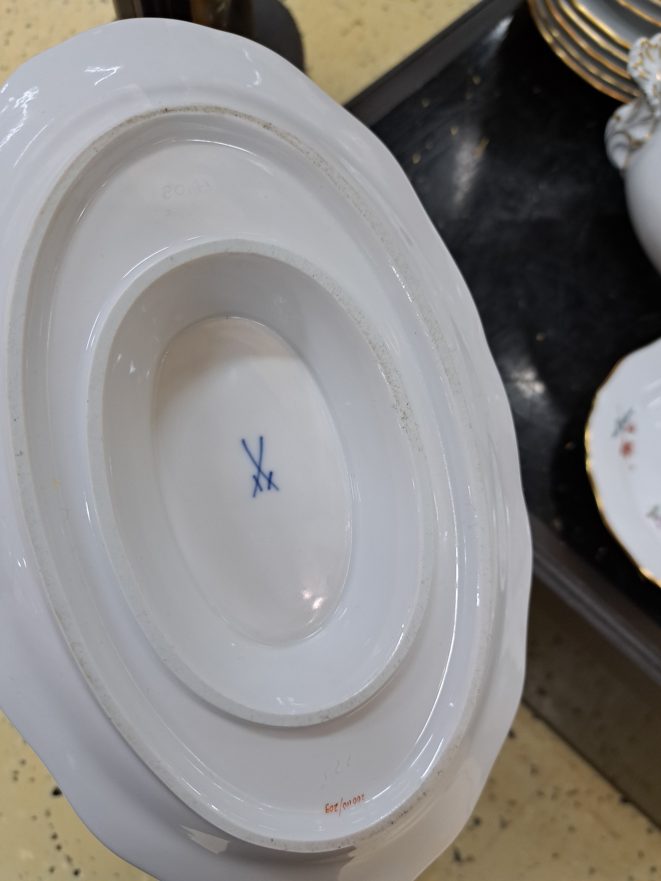 Detail d: Speiseservice, Meissen, 2.H.20. Jh., für 6 Personen, 1. Wahl, polychromer Blumendekor, Goldstaffage: 6 Speiseteller D. ca. 25 cm, 6 Suppenteller, ...