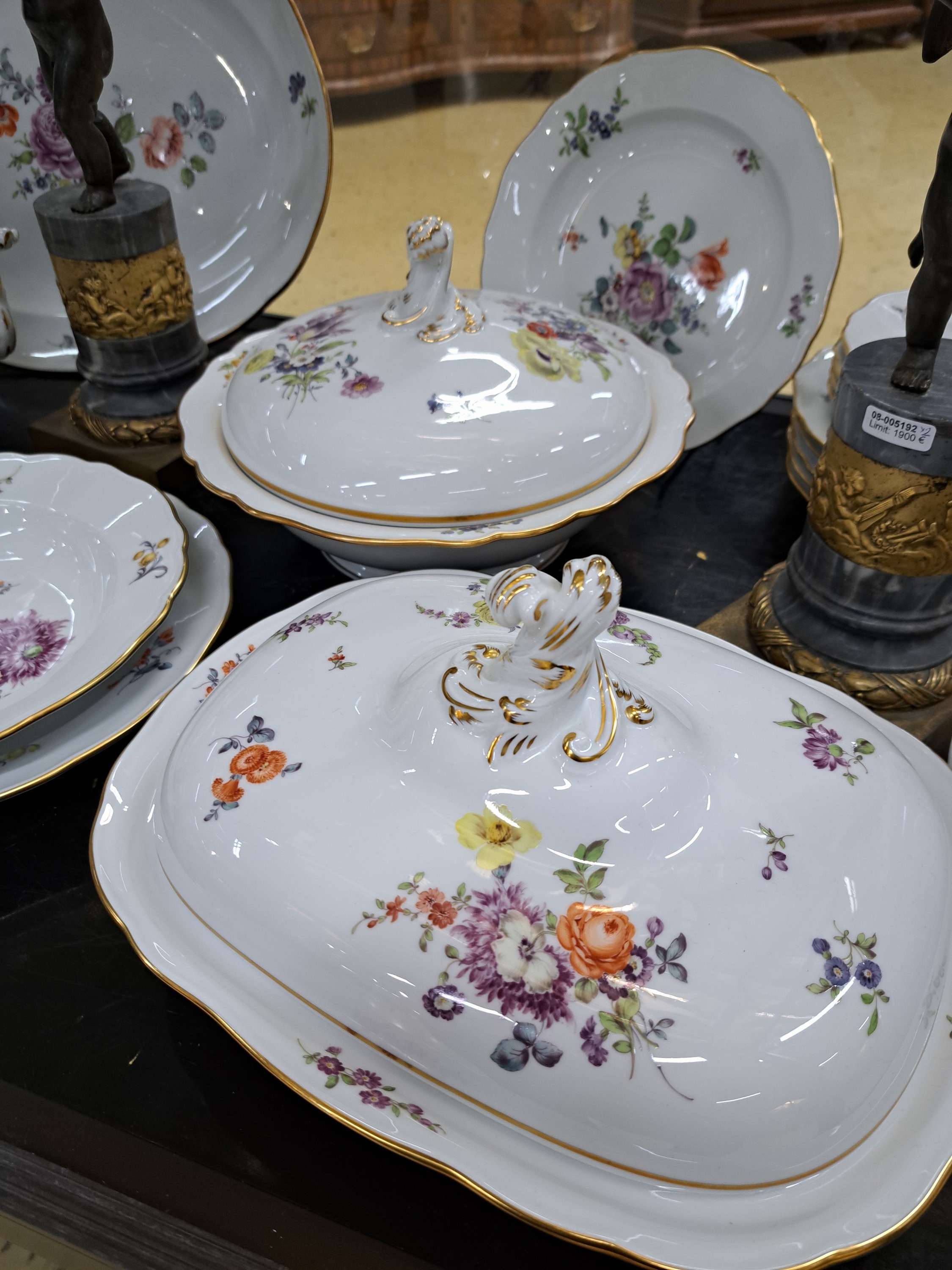 Detail e: Speiseservice, Meissen, 2.H.20. Jh., für 6 Personen, 1. Wahl, polychromer Blumendekor, Goldstaffage: 6 Speiseteller D. ca. 25 cm, 6 Suppenteller, ...