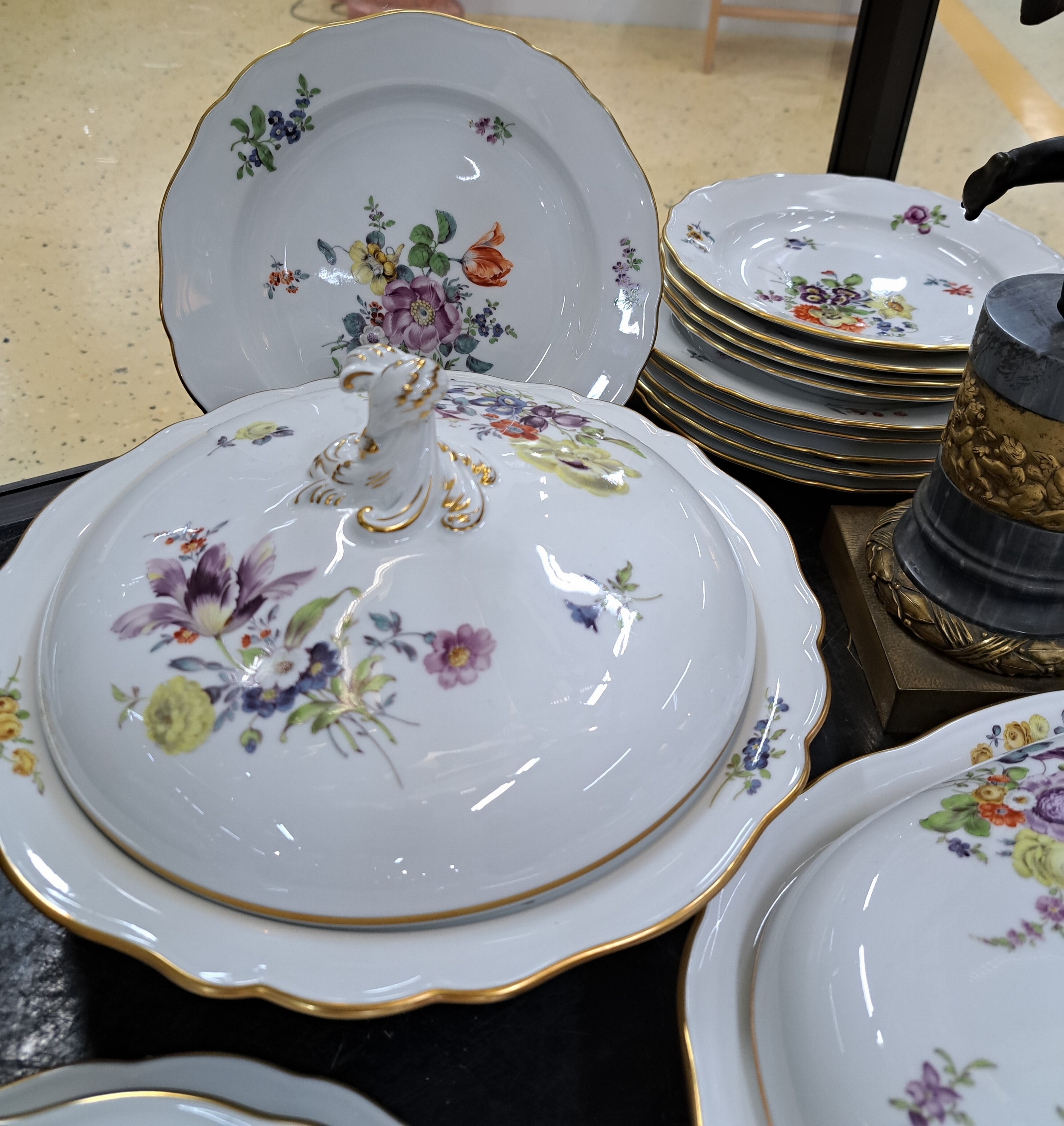 Detail g: Speiseservice, Meissen, 2.H.20. Jh., für 6 Personen, 1. Wahl, polychromer Blumendekor, Goldstaffage: 6 Speiseteller D. ca. 25 cm, 6 Suppenteller, ...