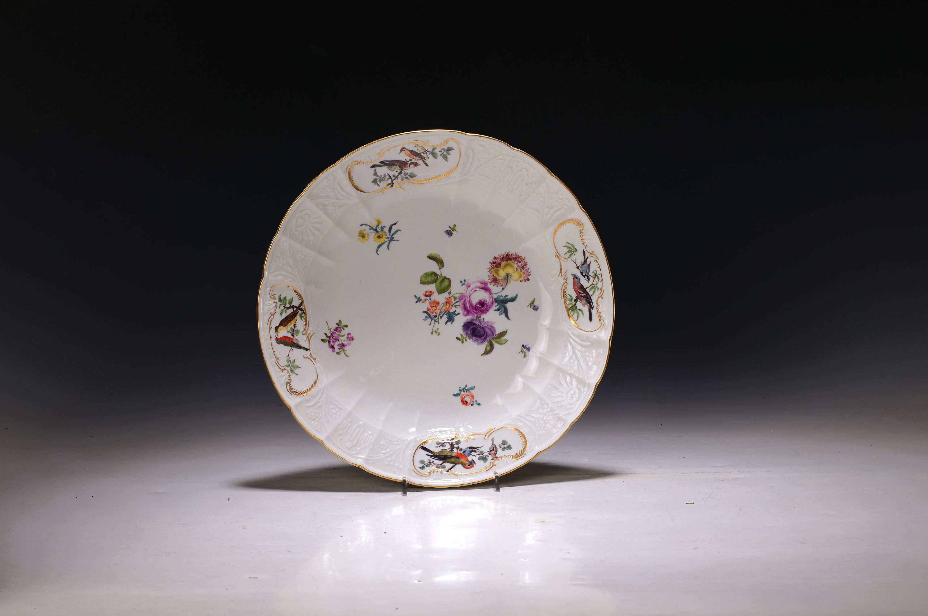 Detail a: Großer Prunkteller, Meissen, Marcolini, 1774- 1815, qualitätvolle polychrome Handmalerei von verschied. Vögeln in vier Kartuschen und mittigem ...