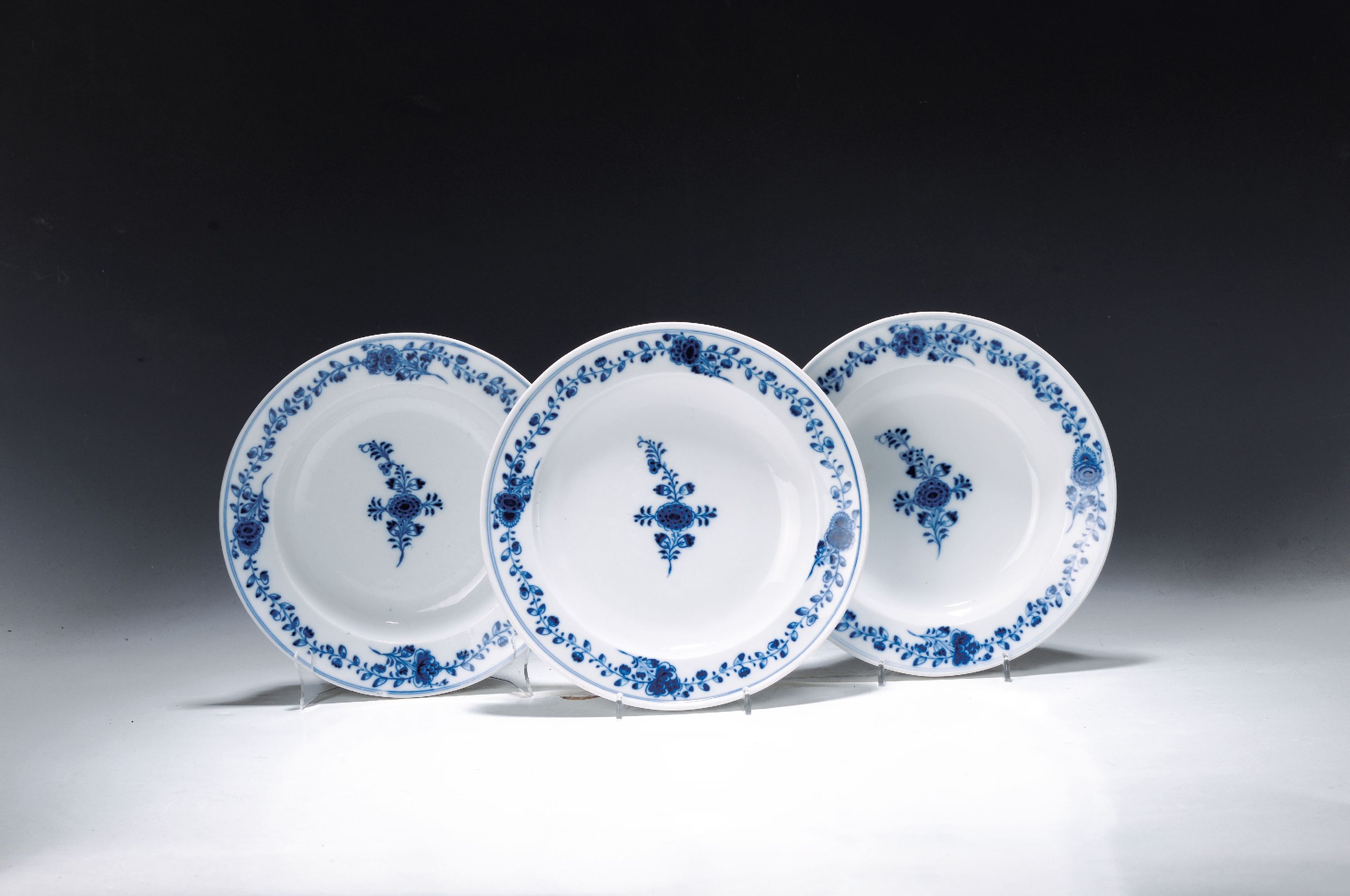 Image 26946540 - Drei Teller, Meissen, Marcolini, 1774-1814, indianische blaue Blumen unter Glasur, zwei ...
