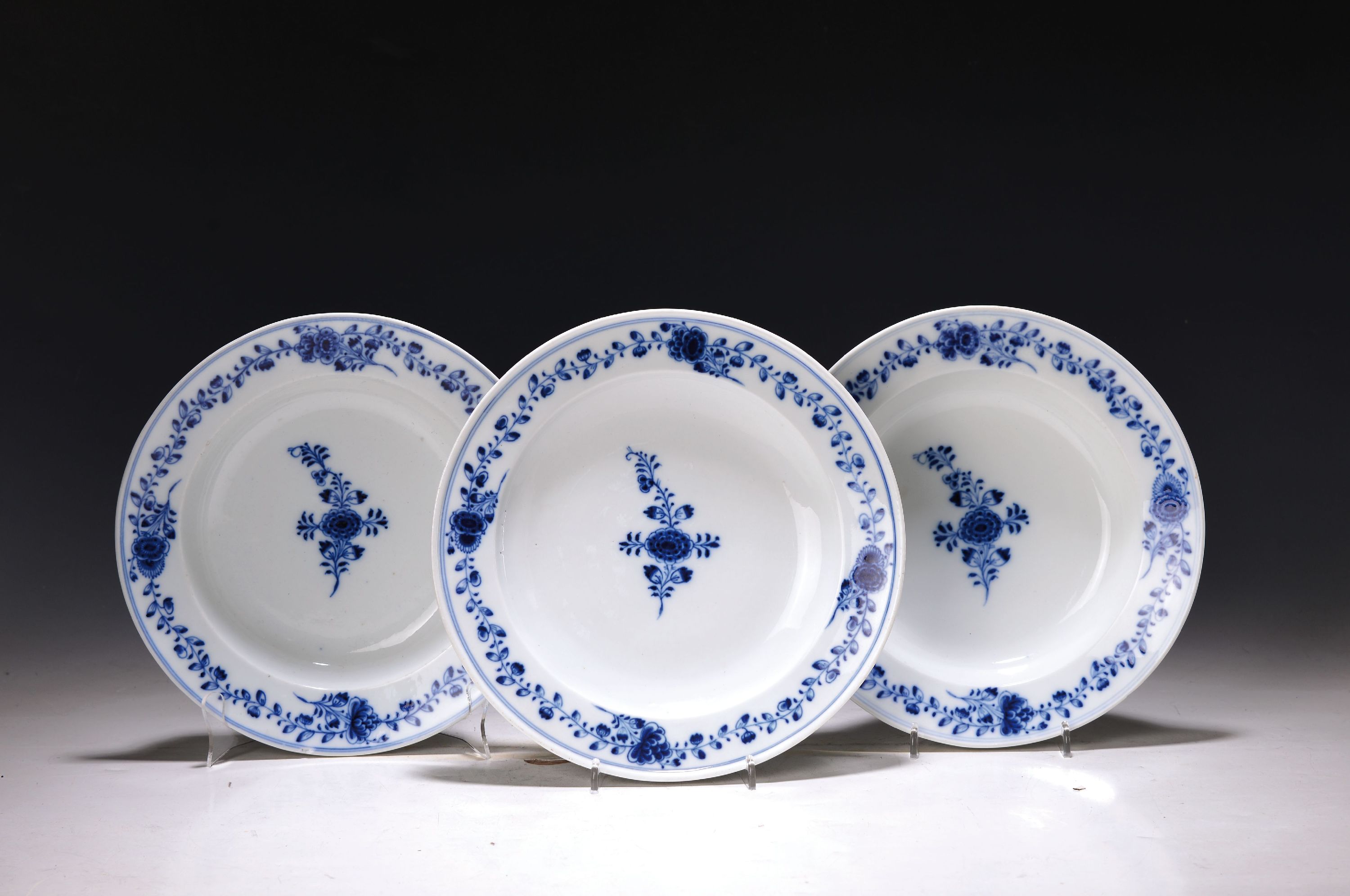 Detail a: Drei Teller, Meissen, Marcolini, 1774-1814, indianische blaue Blumen unter Glasur, zwei tiefe Teller, D.ca. 23 cm, ein flacher Teller D.ca. 24 cm; ...