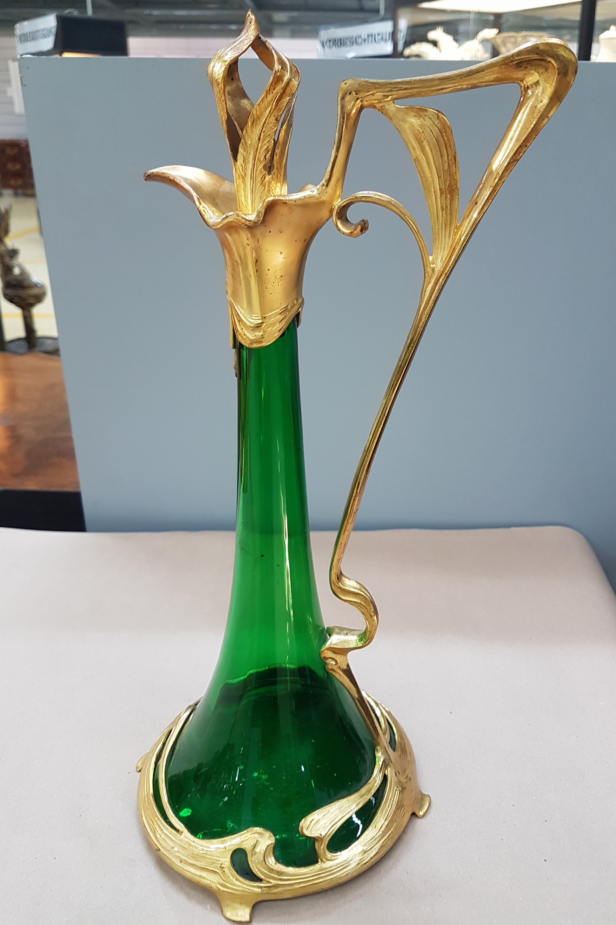 Detail a: Karaffe, wohl Österreich, um 1900, Jugendstil, grüner Glaskorpus, Metallmontur vergoldet, H. ca. 39cm