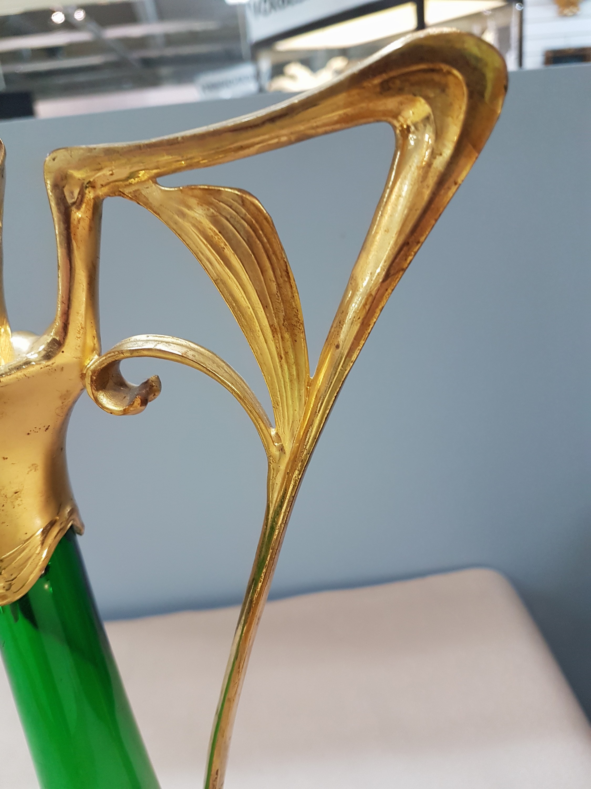 Detail c: Karaffe, wohl Österreich, um 1900, Jugendstil, grüner Glaskorpus, Metallmontur vergoldet, H. ca. 39cm