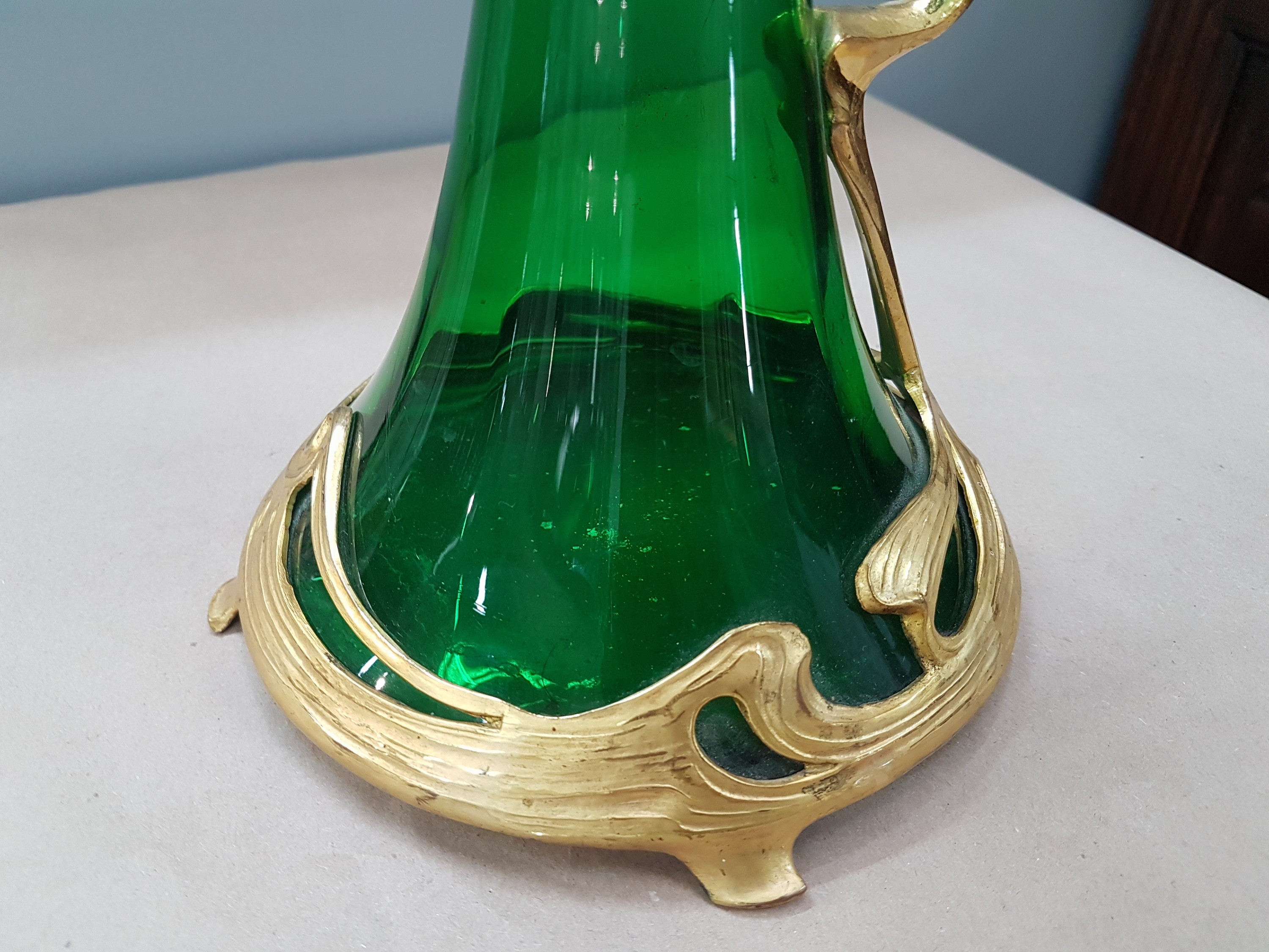 Detail d: Karaffe, wohl Österreich, um 1900, Jugendstil, grüner Glaskorpus, Metallmontur vergoldet, H. ca. 39cm