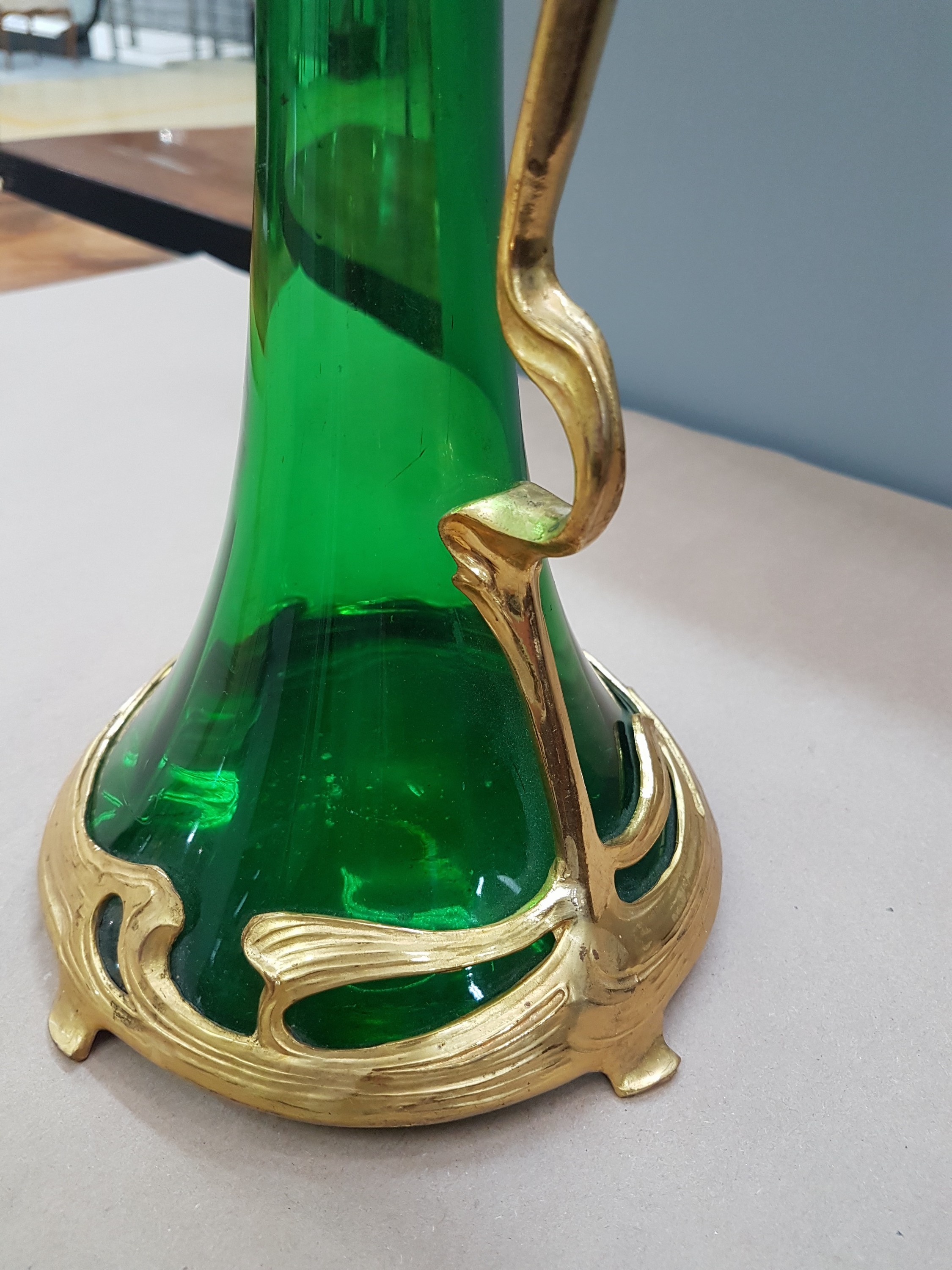 Detail e: Karaffe, wohl Österreich, um 1900, Jugendstil, grüner Glaskorpus, Metallmontur vergoldet, H. ca. 39cm