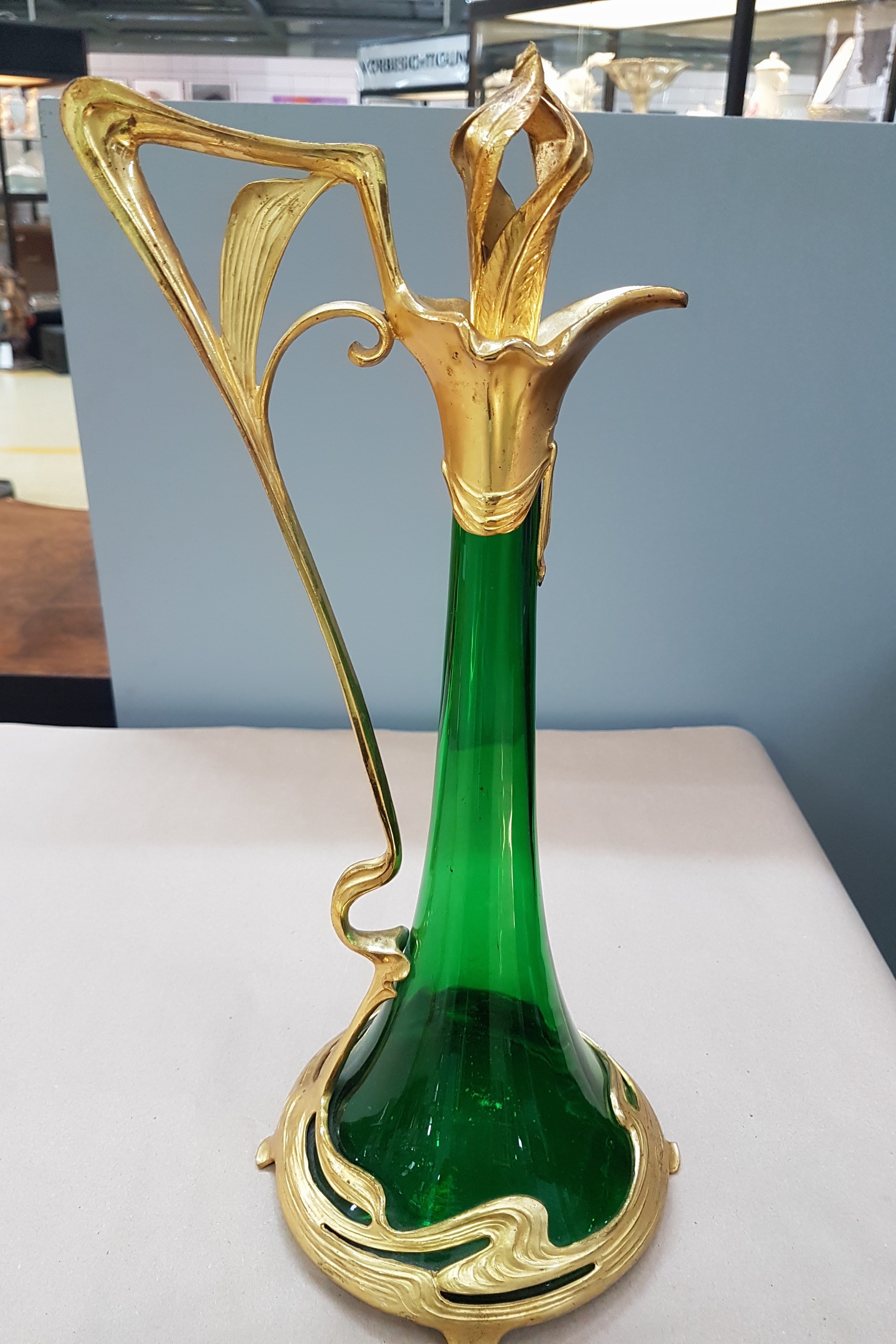 Detail i: Karaffe, wohl Österreich, um 1900, Jugendstil, grüner Glaskorpus, Metallmontur vergoldet, H. ca. 39cm