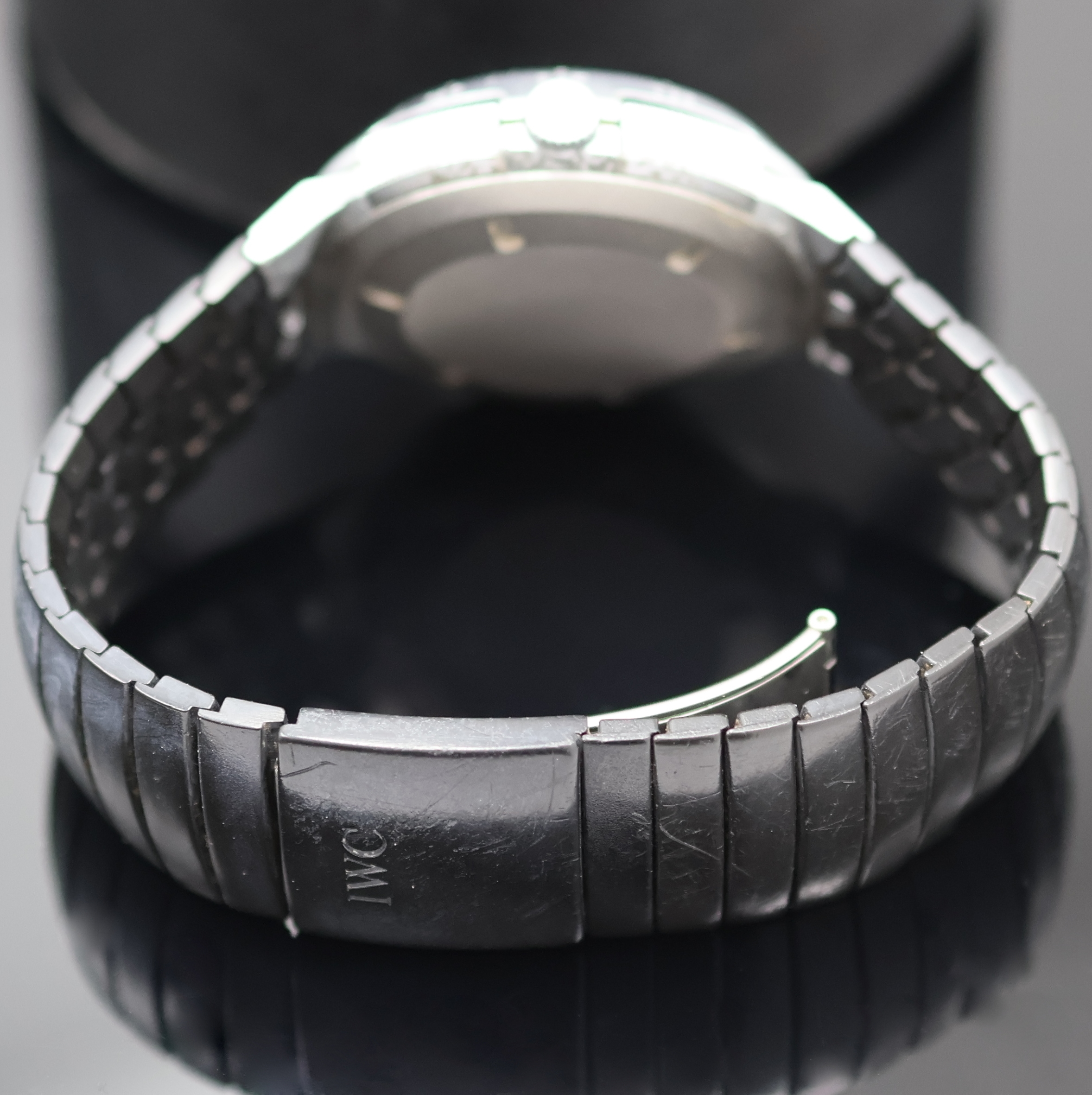 Detail b: IWC Porsche Design Armbandchronograph Referenz 3701, Automatik, Schweiz um 1988, Aluminiumgeh. inkl. orig. Kunststoff- Gliederband m. Faltschl., ...