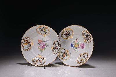 Image 26946505 - Paar Prunkteller, Meissen, Marcolini, 1774- 1815, qualitätvolle polychrome ...