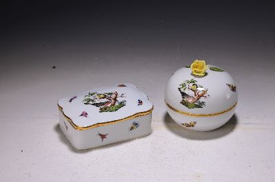 Image 26946527 - Zwei Deckeldosen, Herend, Dekor Rothschild, 2.H.20. Jh., 1. Wahl, polychrome Bemalung ...