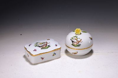 26946527a - Zwei Deckeldosen, Herend, Dekor Rothschild, 2.H.20. Jh., 1. Wahl, polychrome Bemalung ...