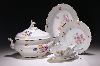 26946535a - Speiseservice, Meissen, 2.H.20. Jh., für 12 Personen, bunte Blumenmalerei, 1. Wahl, ...