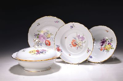 26946535d - Speiseservice, Meissen, 2.H.20. Jh., für 12 Personen, bunte Blumenmalerei, 1. Wahl, ...