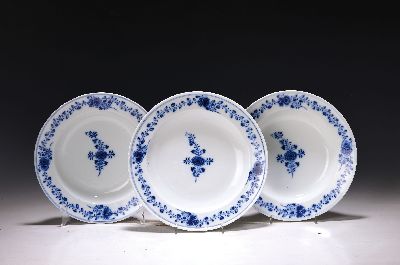 26946540a - Drei Teller, Meissen, Marcolini, 1774-1814, indianische blaue Blumen unter Glasur, zwei ...
