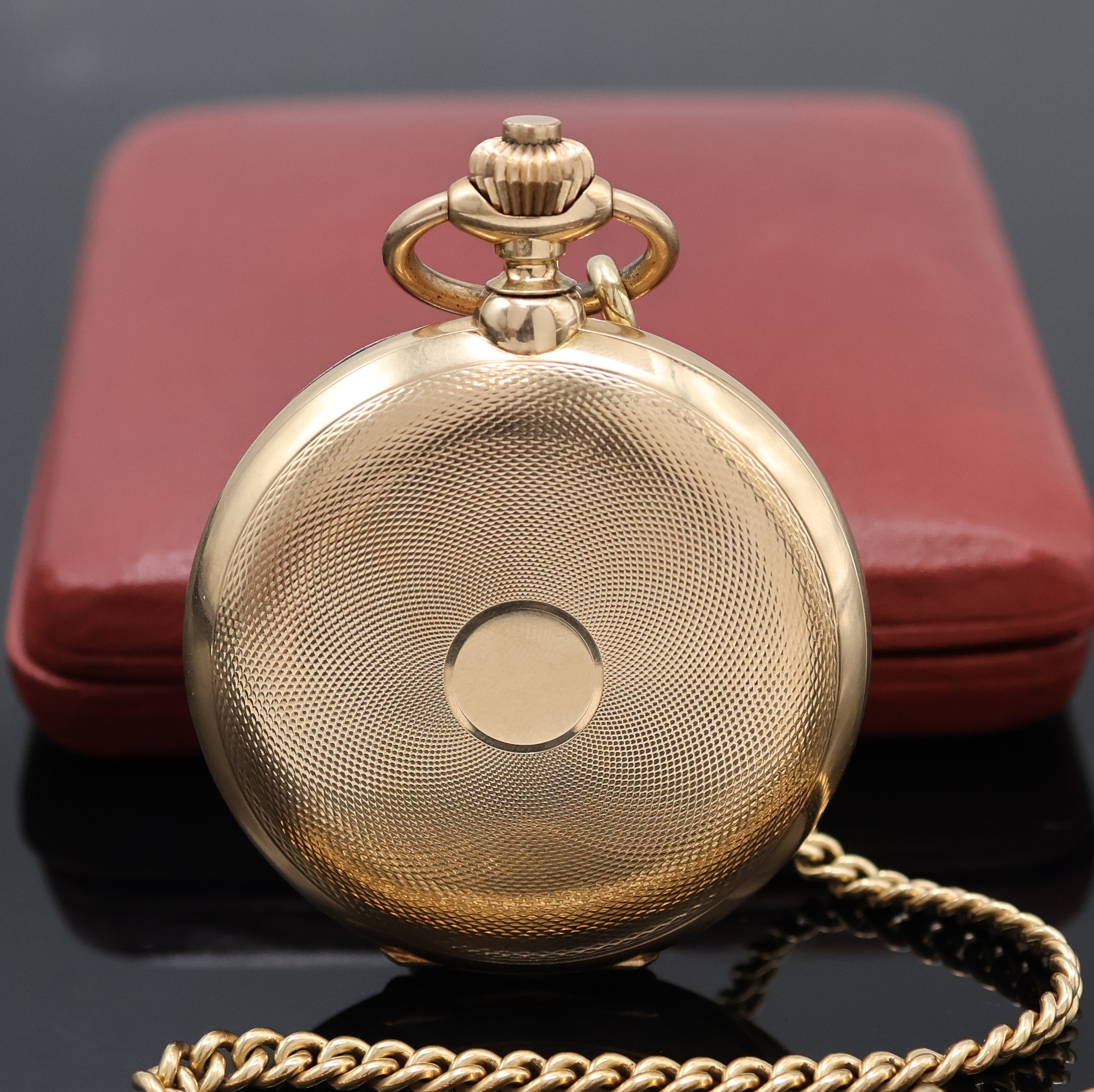 Detail a: Herrensavonette in GG 585/000 mit Kette in GG 585/000, Schweiz um 1910, 3-Deckel Goldgeh. dell., guill. Sprung- u. Rückdeckel, Cuvette m. Widmung, ...