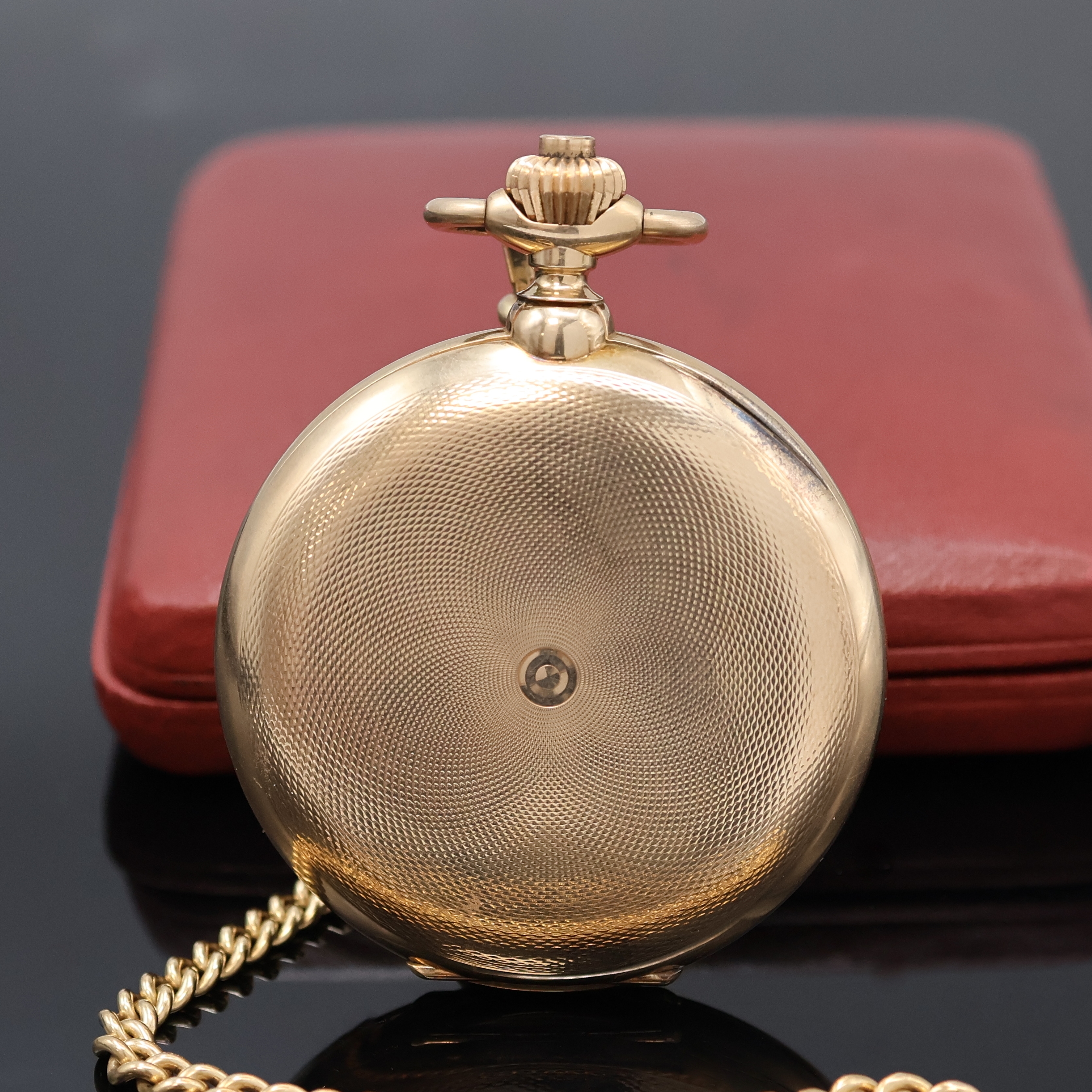 Detail b: Herrensavonette in GG 585/000 mit Kette in GG 585/000, Schweiz um 1910, 3-Deckel Goldgeh. dell., guill. Sprung- u. Rückdeckel, Cuvette m. Widmung, ...