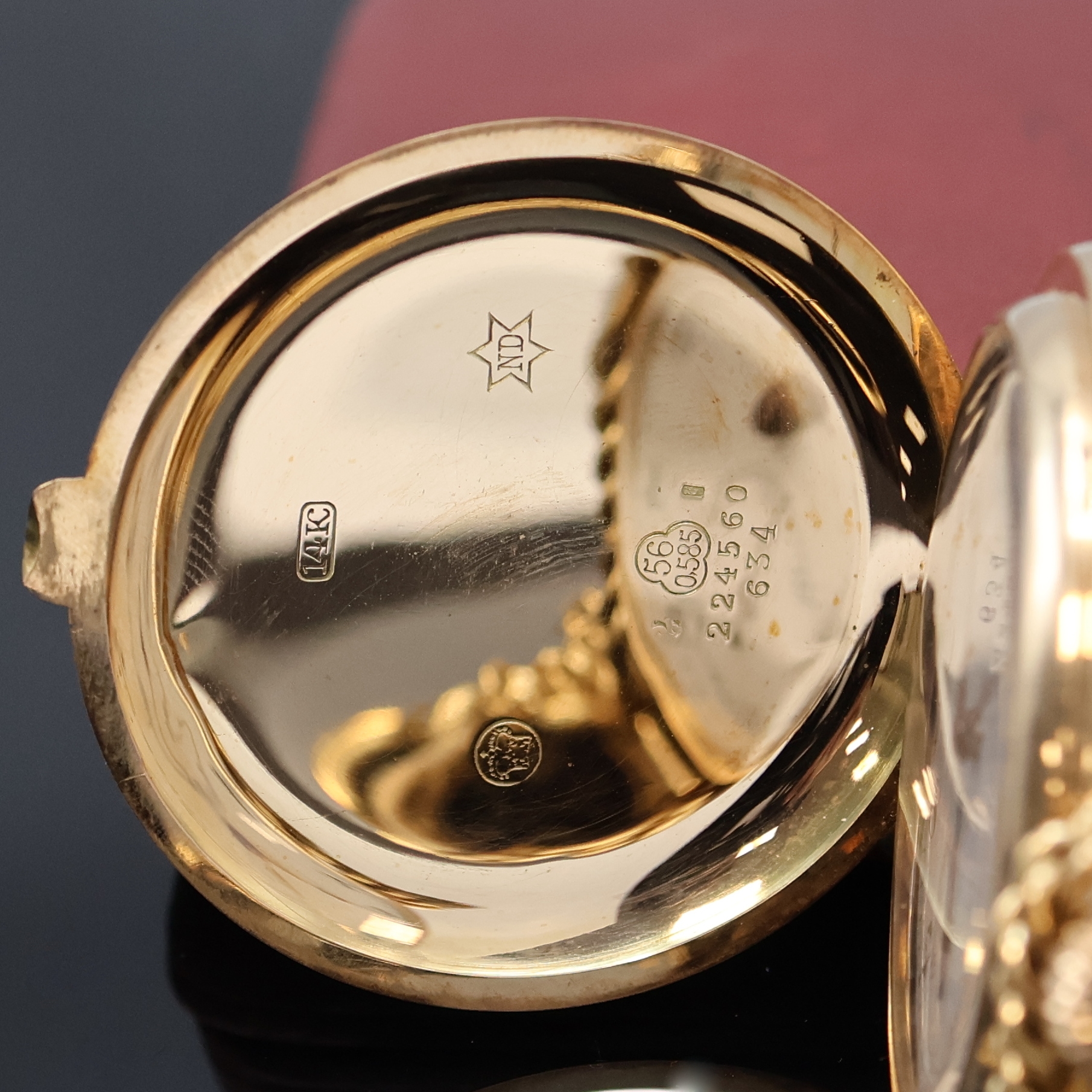 Detail c: Herrensavonette in GG 585/000 mit Kette in GG 585/000, Schweiz um 1910, 3-Deckel Goldgeh. dell., guill. Sprung- u. Rückdeckel, Cuvette m. Widmung, ...